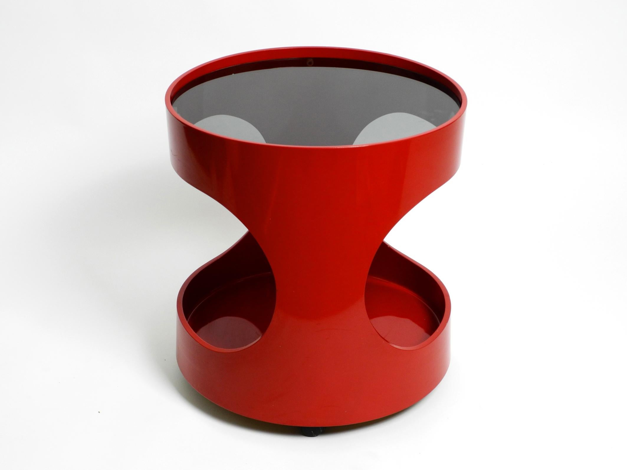 Table d'appoint ronde rouge des années 1970 d'OPAL au design de l'ère spatiale avec plateau en verre fumé Bon état - En vente à München, DE
