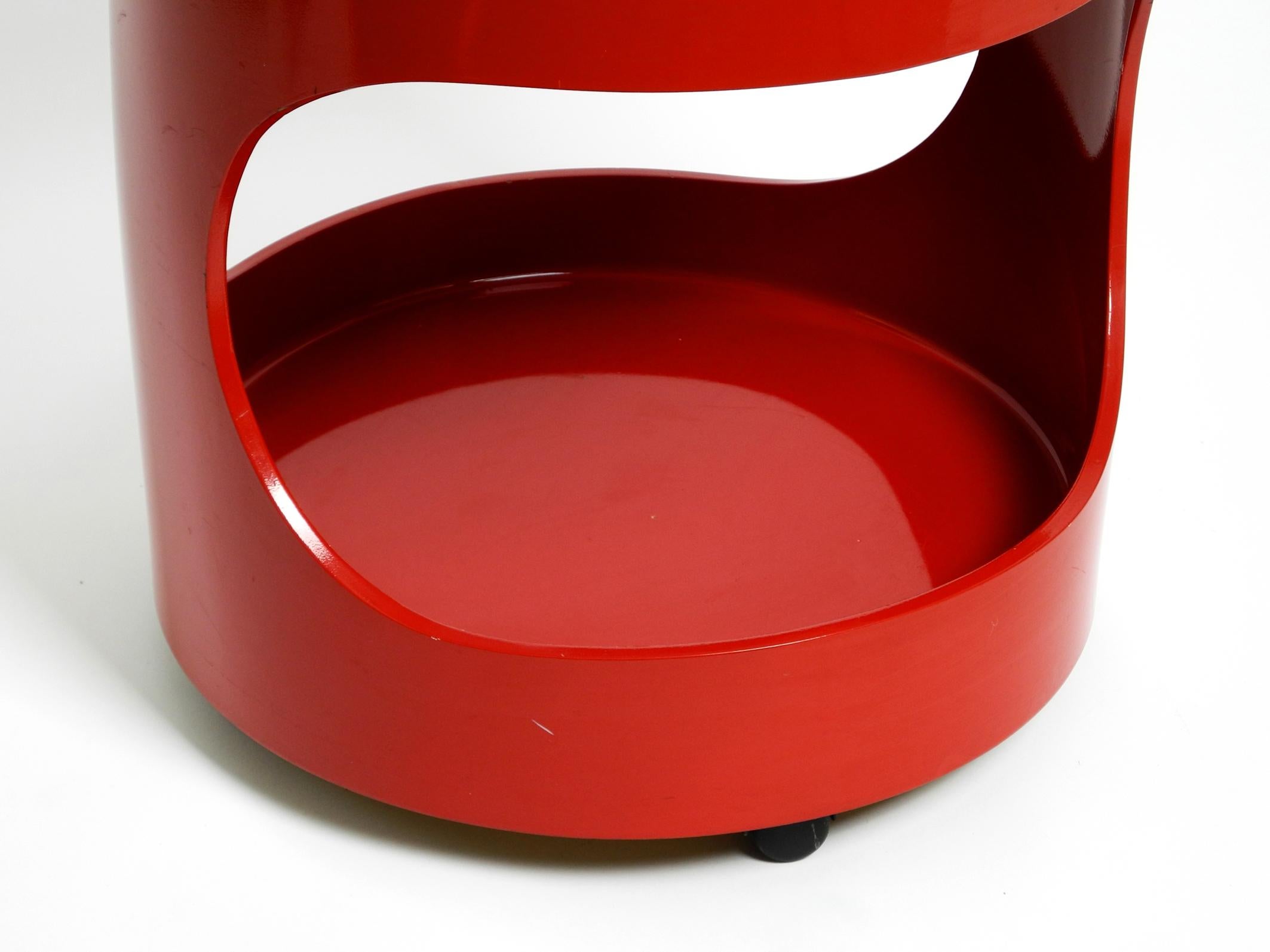 1970er runder roter Beistelltisch von OPAL im Space Age Design mit Rauchglasplatte (Ende des 20. Jahrhunderts) im Angebot