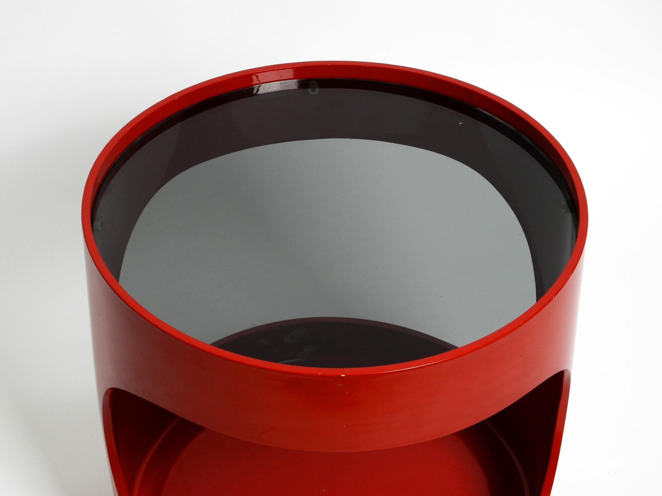 1970er runder roter Beistelltisch von OPAL im Space Age Design mit Rauchglasplatte im Angebot 2