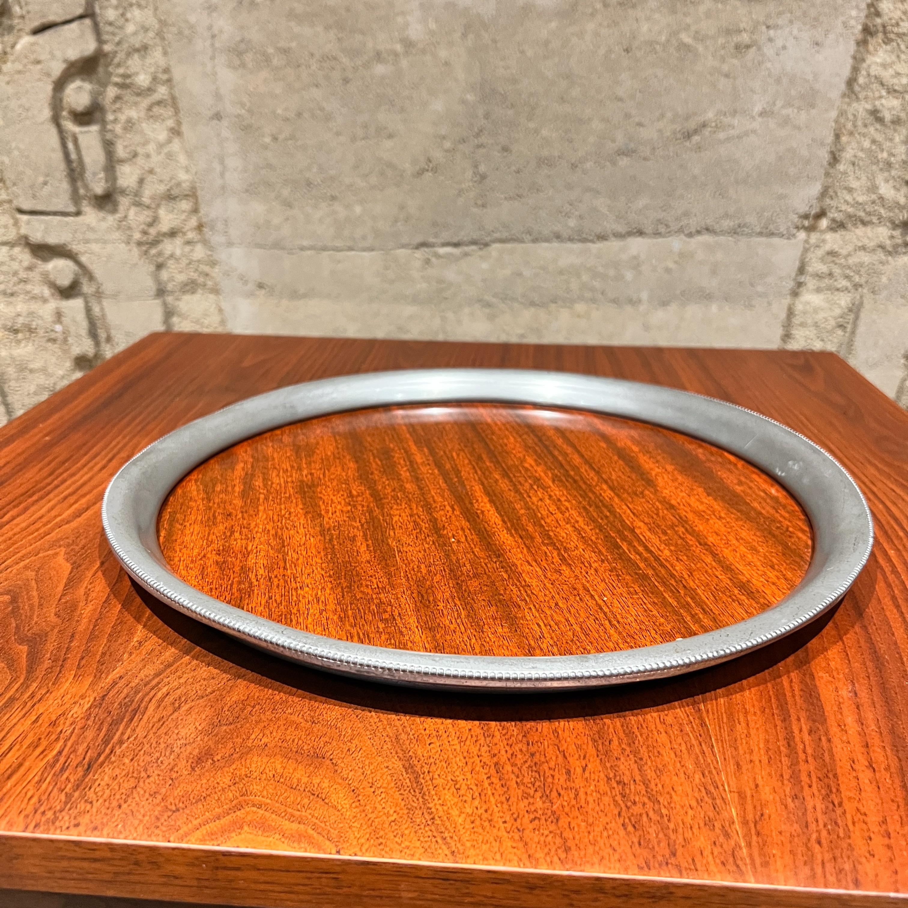 1970s Modern Vintage Revere Plato bandeja de servir de peltre en imitación madera
Fabricante estampado Revere Pewter
13 diámetro x .75
Estado de segunda mano
Véanse las imágenes facilitadas.