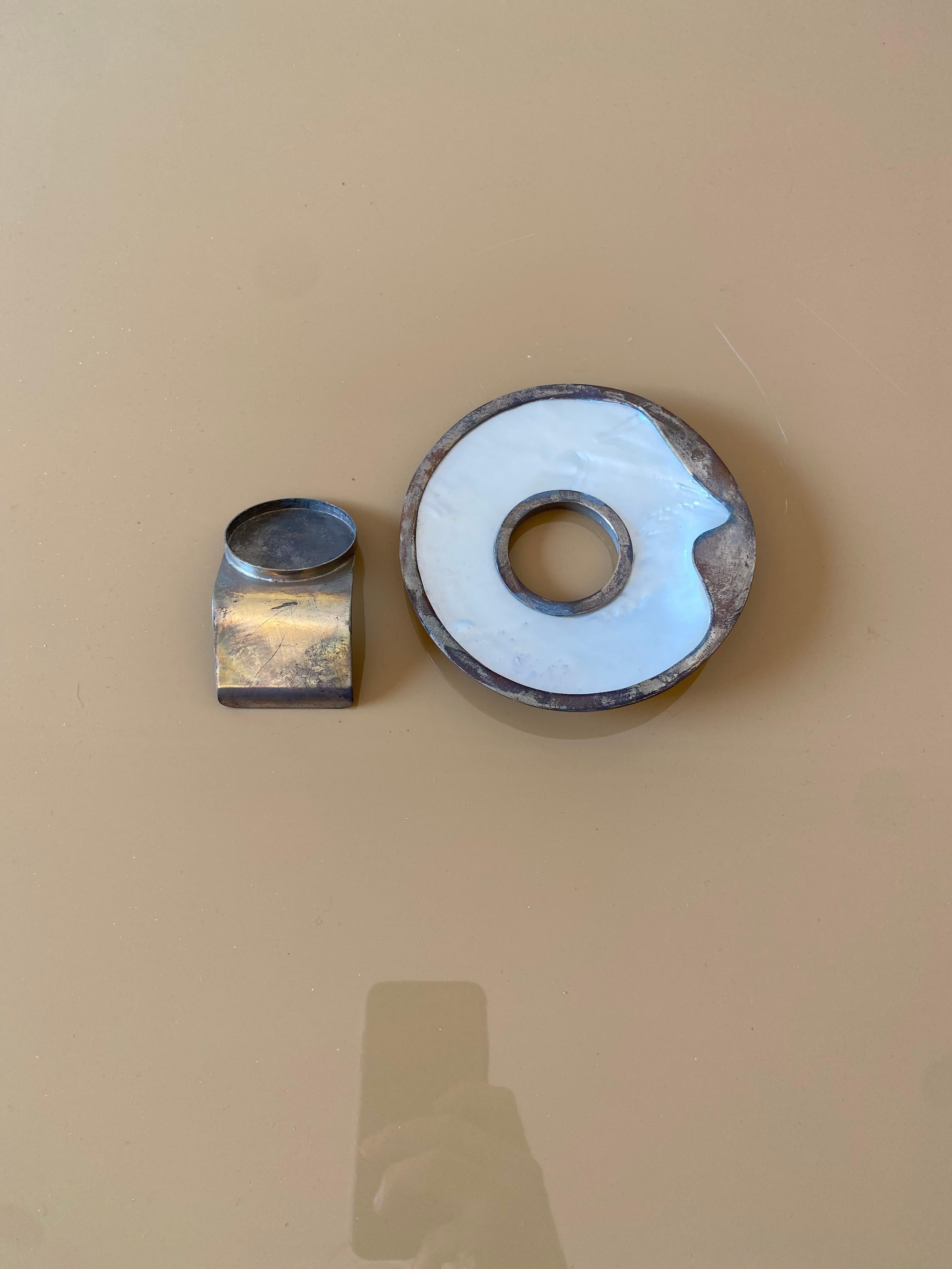 Portafoto rotondo anni '70 placcato in argento e madreperla Gabriella Binazzi in vendita 7