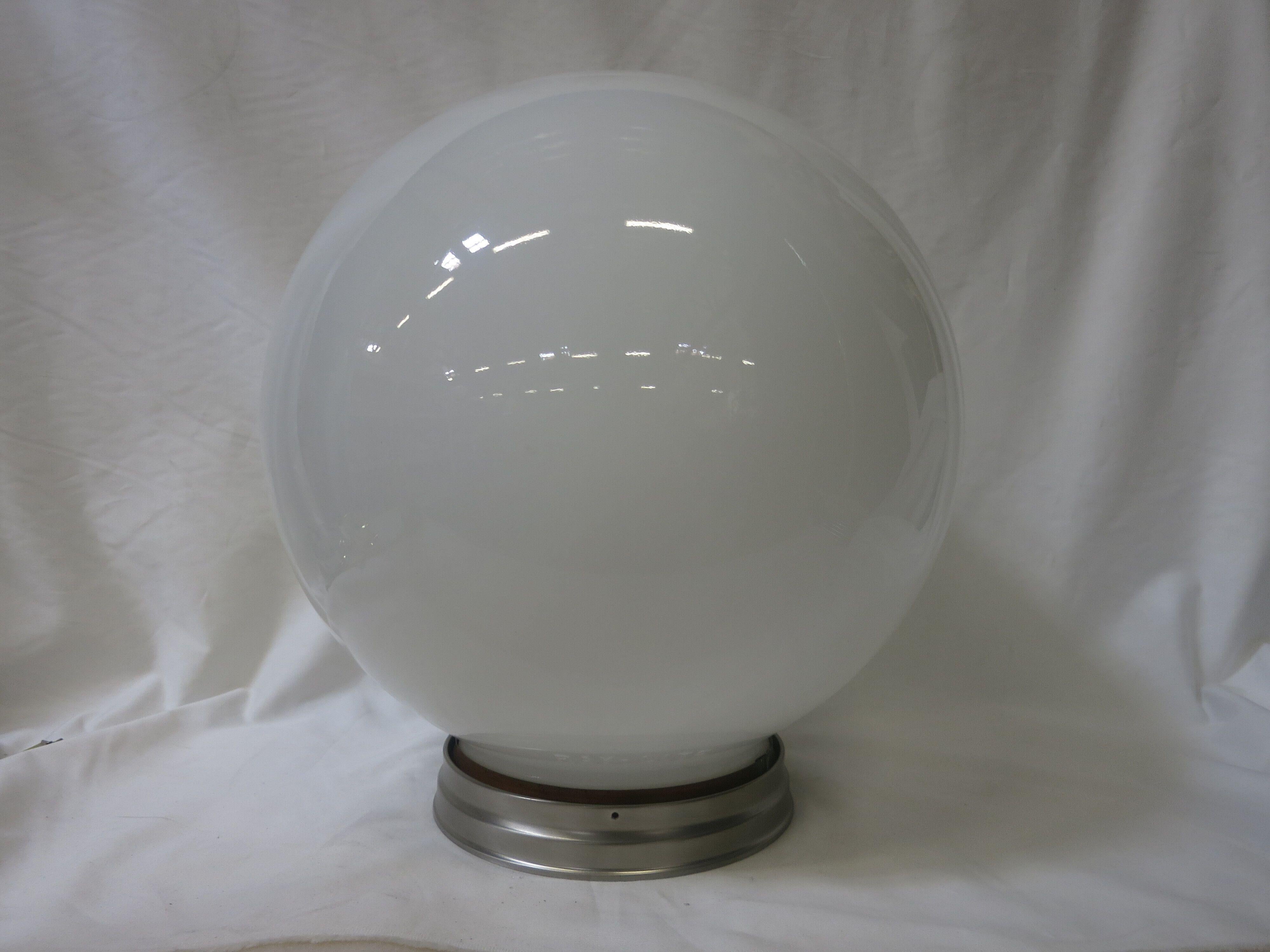 Moderne Globe de plafond en verre laiteux sphère ronde des années 1970 avec adaptateur en vente