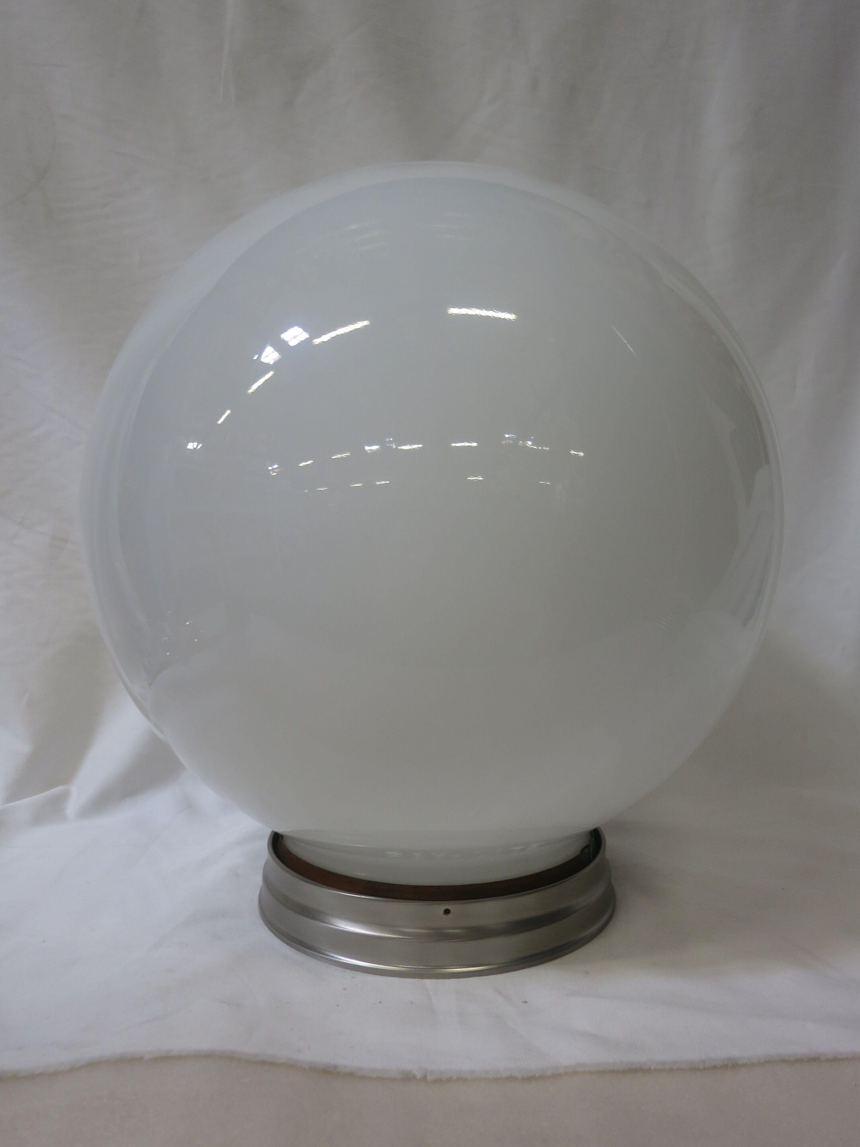 Américain Globe de plafond en verre laiteux sphère ronde des années 1970 avec adaptateur en vente