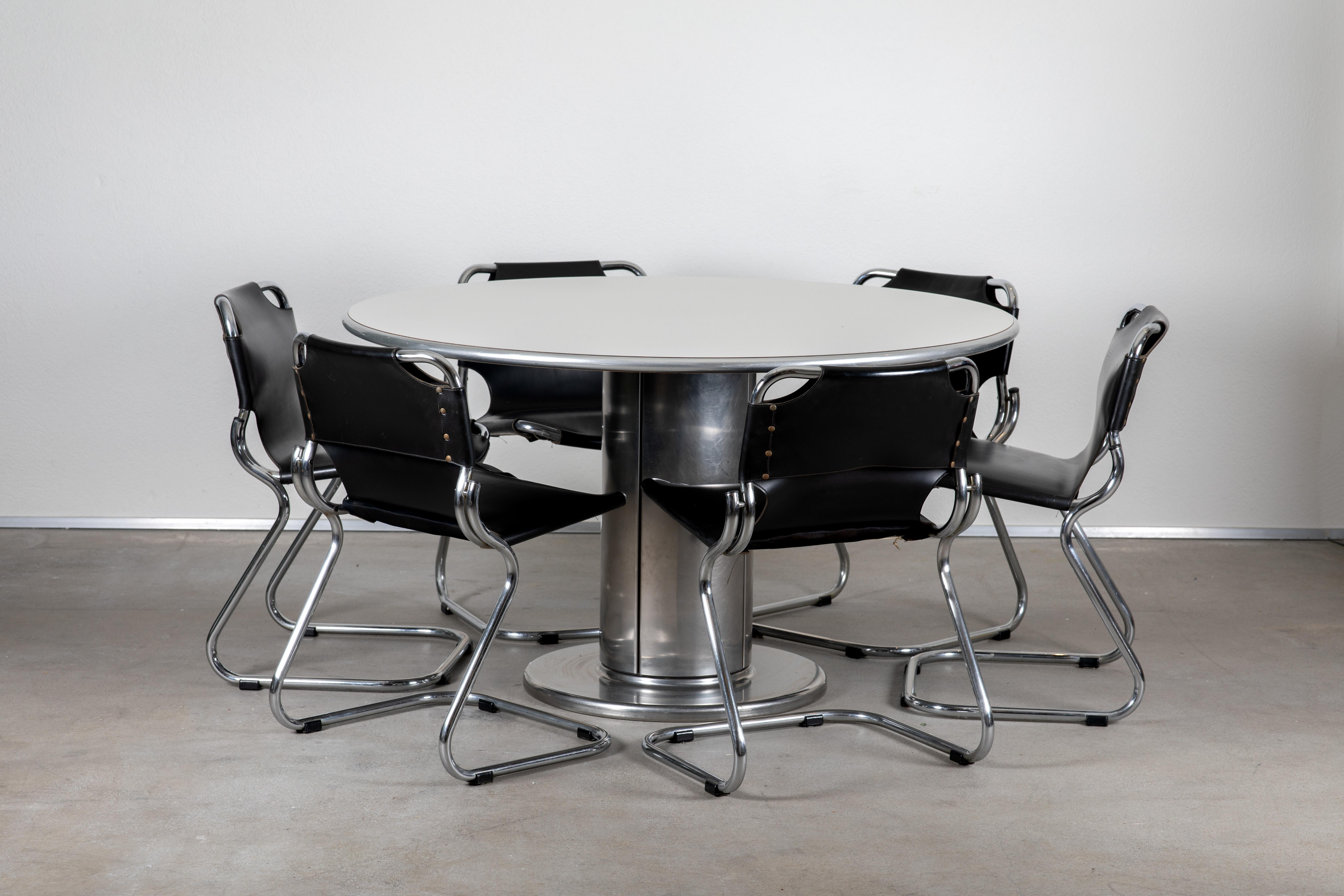 Mid-Century Modern 1970s Round Table & Chairs For Sale