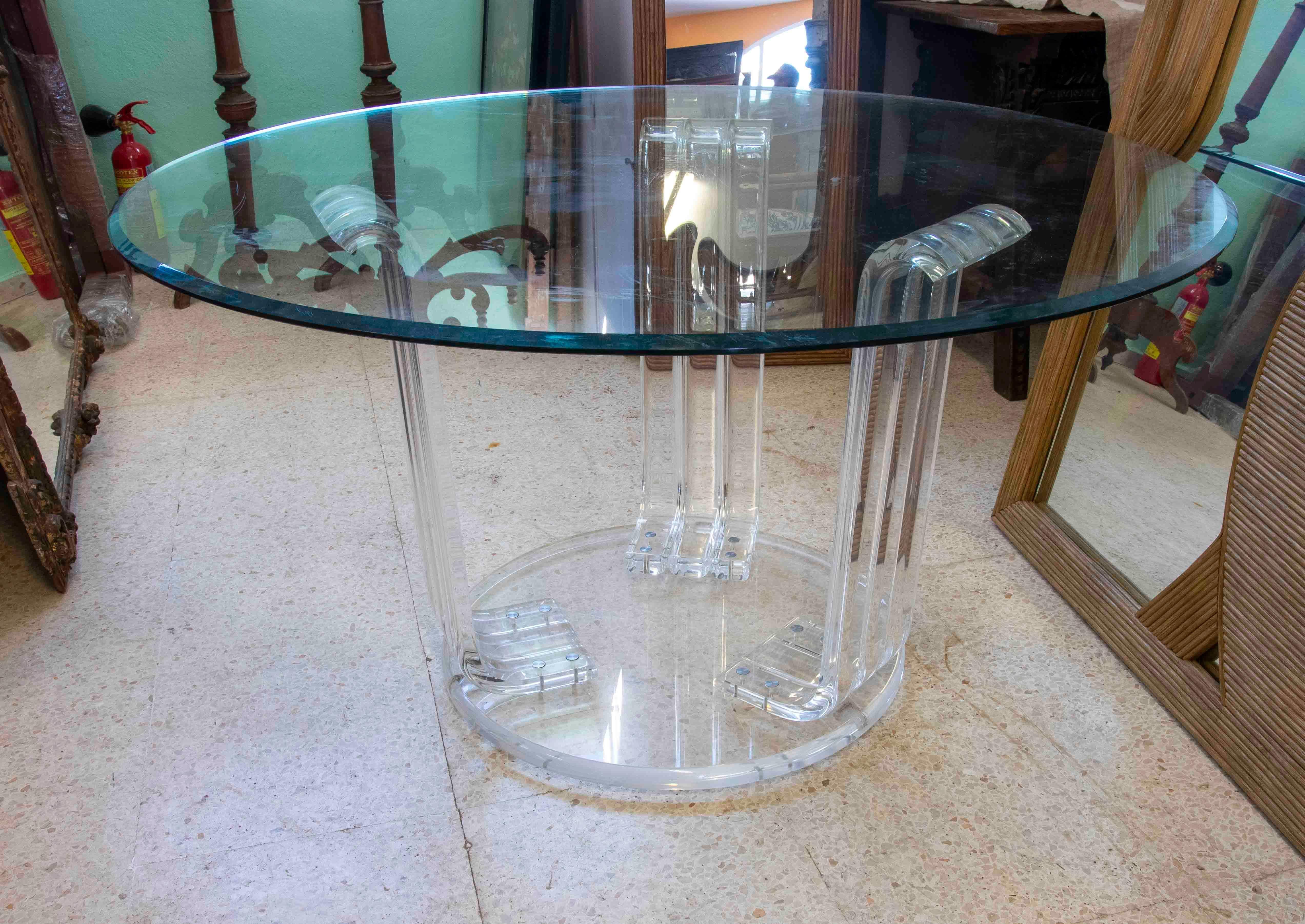 1970er Jahre Runder Tisch mit Metraquilato-Fuß und Glasplatte  (Spanisch) im Angebot