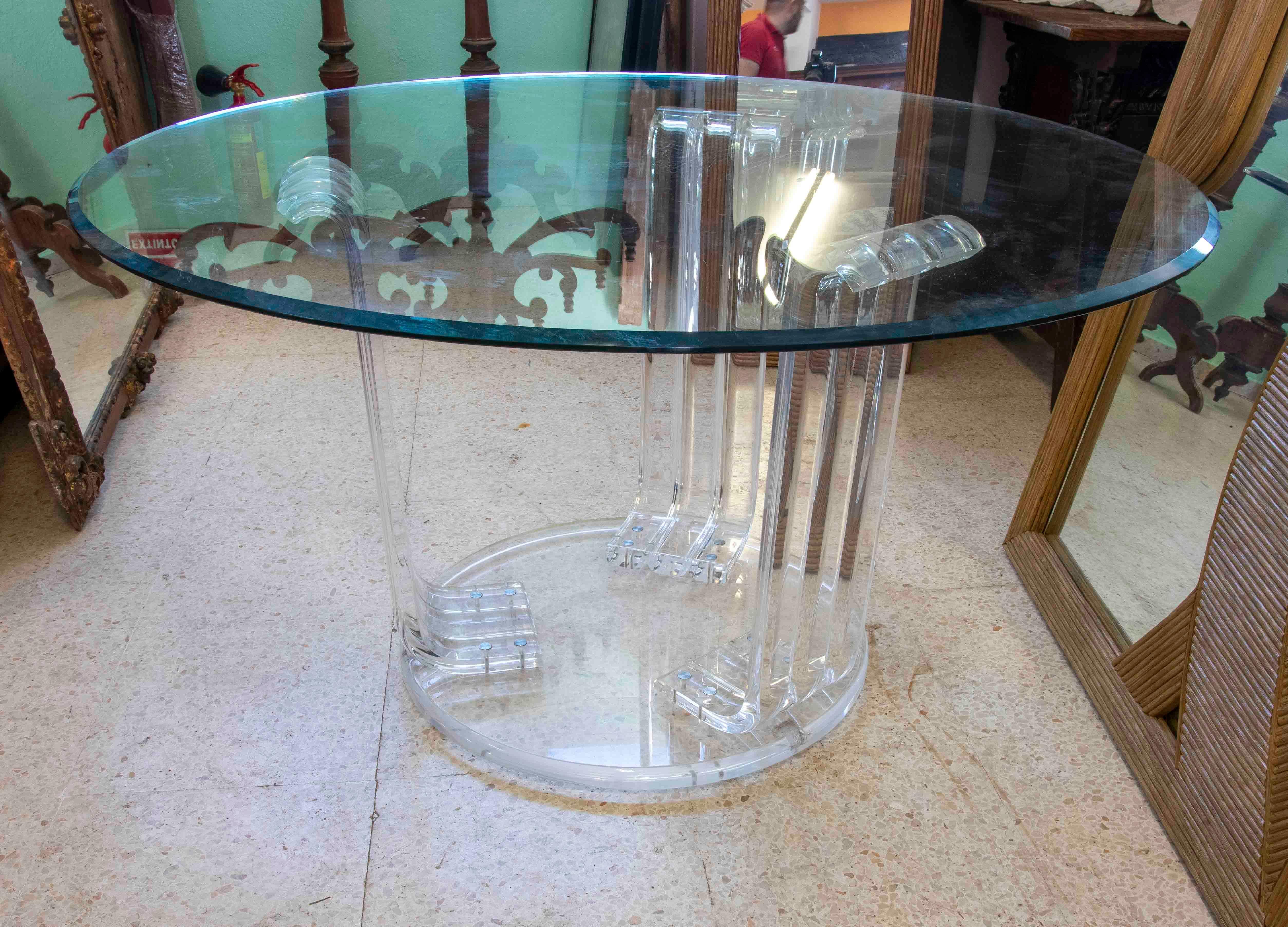 1970er Jahre Runder Tisch mit Metraquilato-Fuß und Glasplatte  im Zustand „Gut“ im Angebot in Marbella, ES