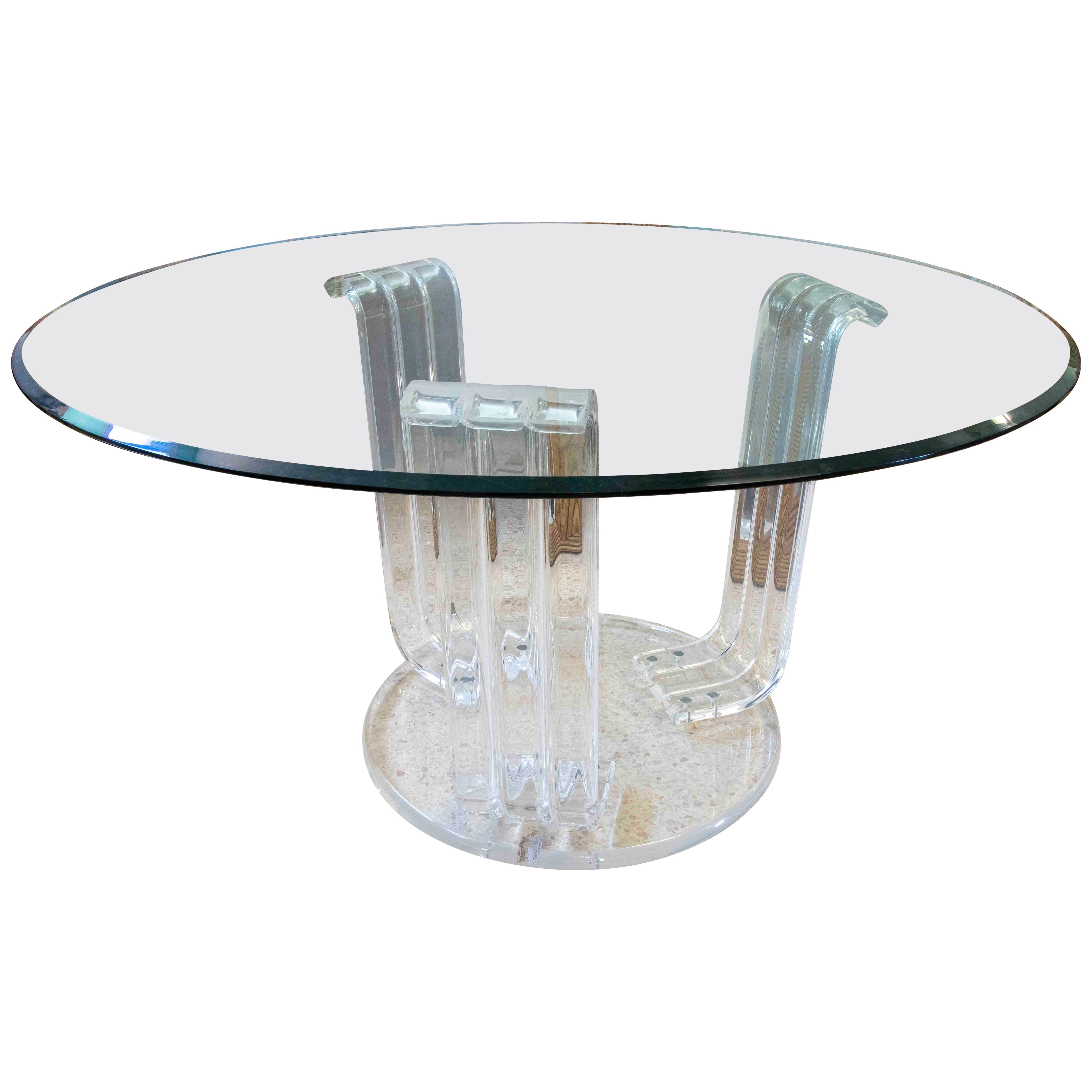 Table ronde des années 1970 avec base en méthaquilato et plateau en verre en vente