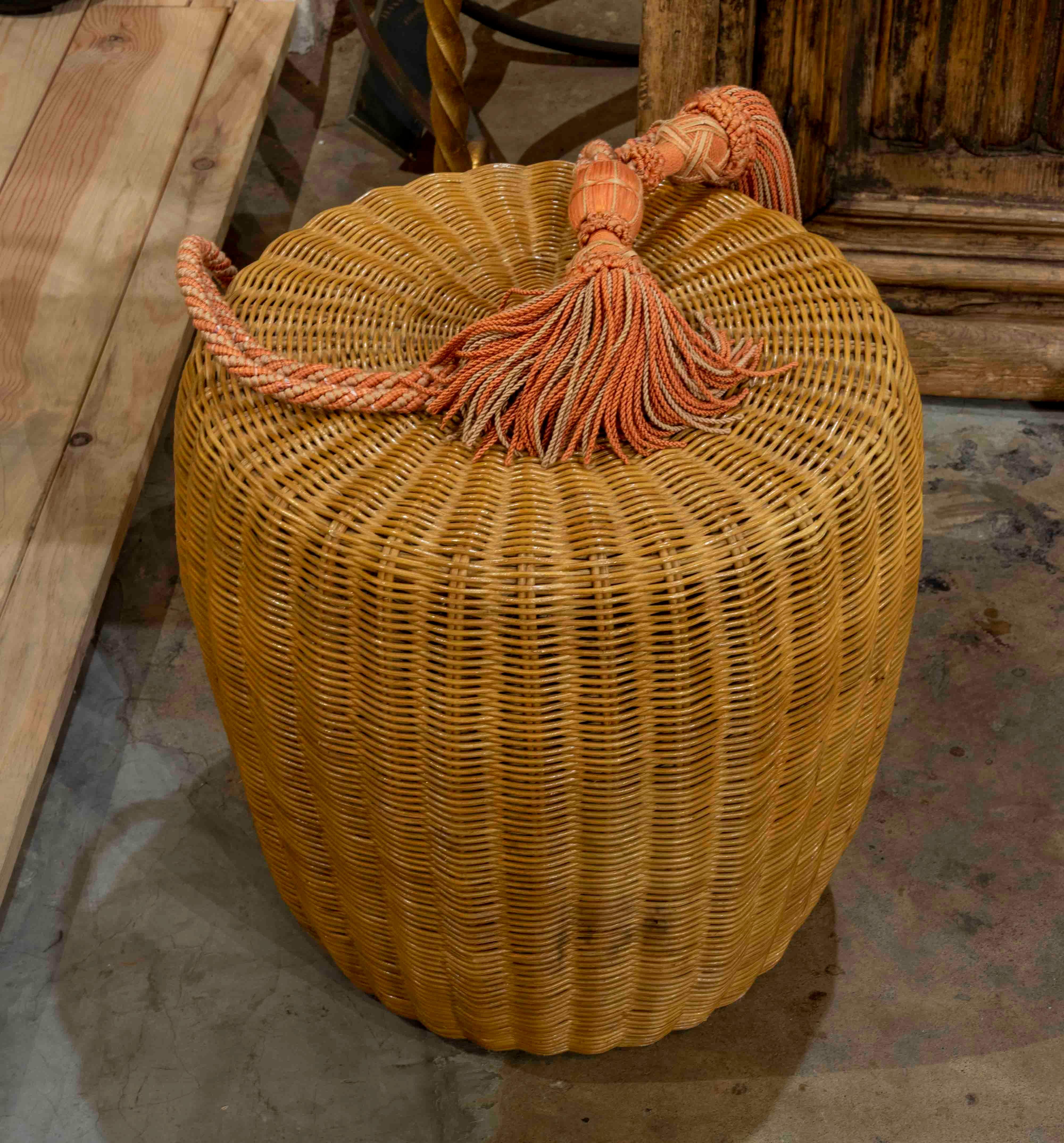 1970s Round Wicker Stool with Tassel In Good Condition For Sale In Marbella, ES