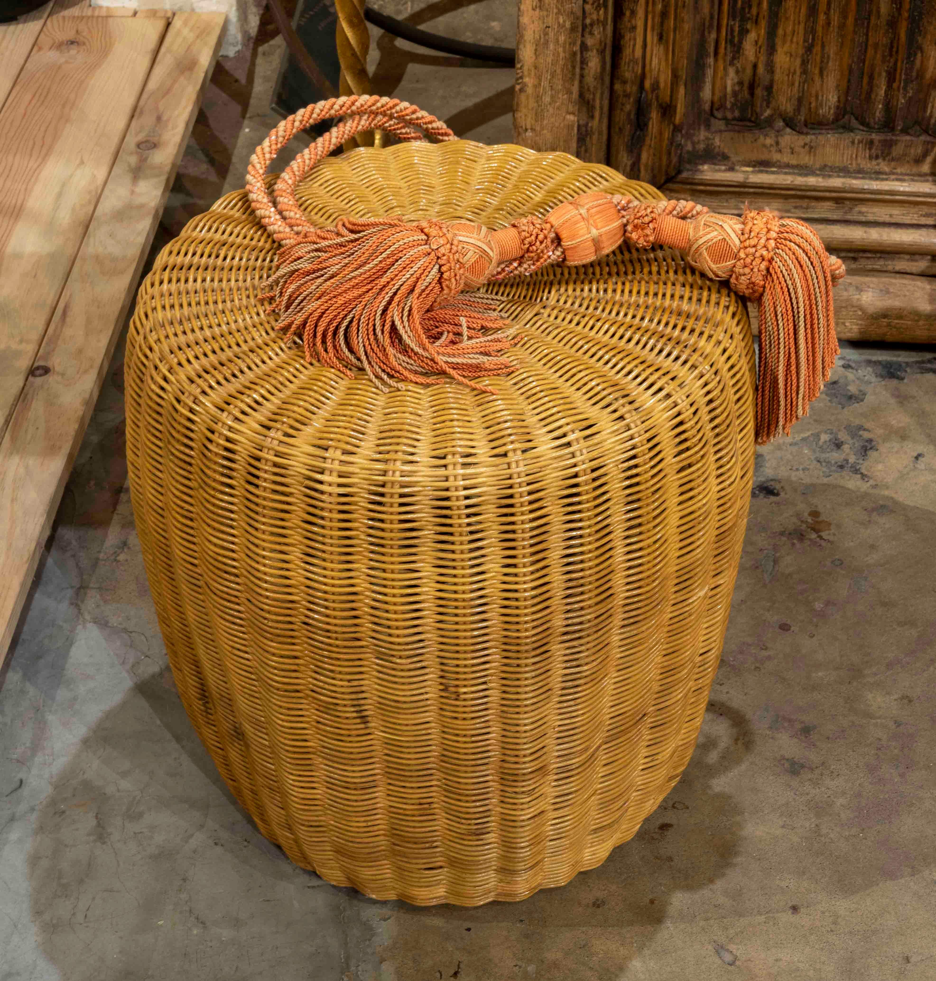 20ième siècle Tabouret rond en osier des années 1970 avec pompon en vente