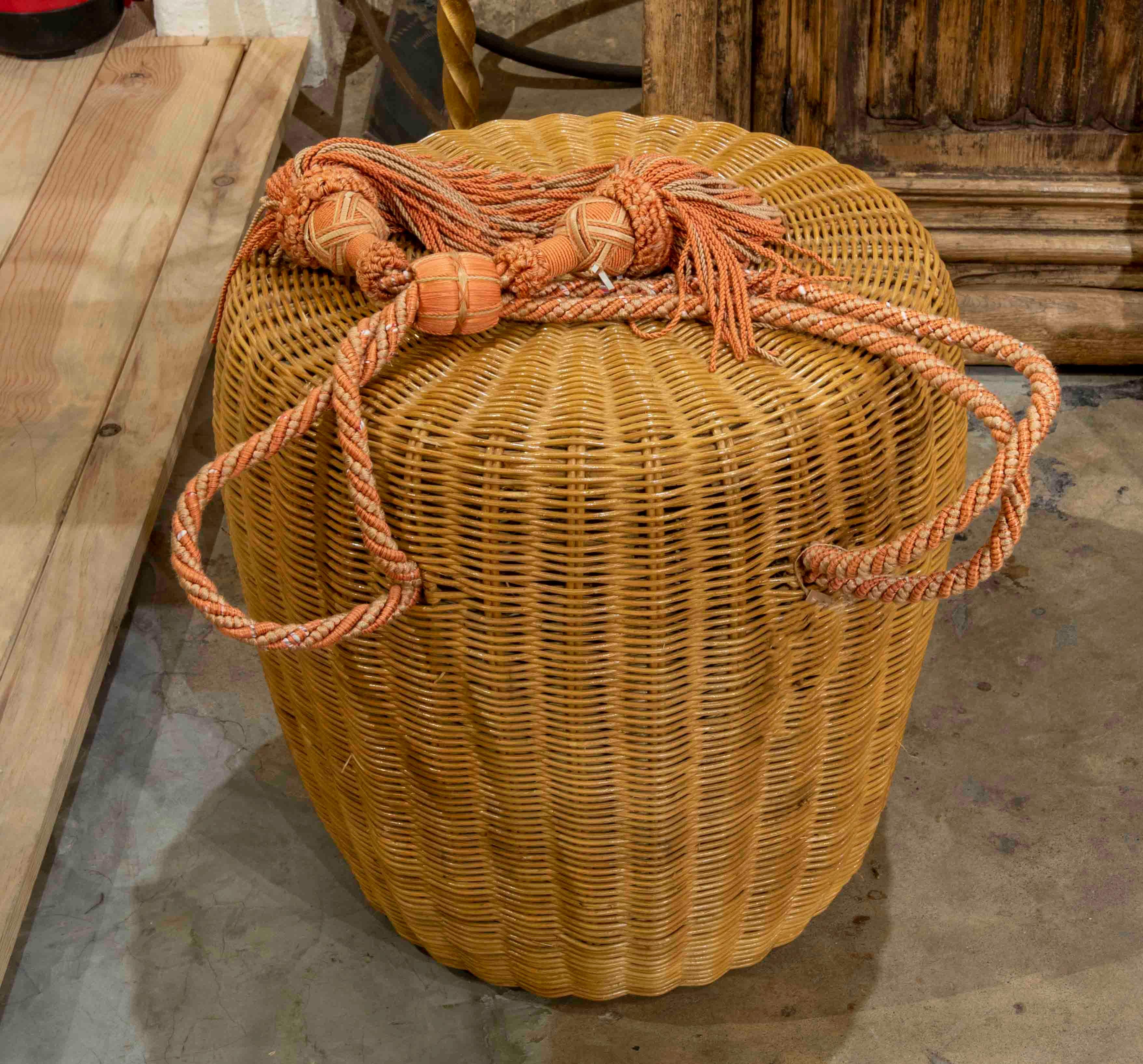 Tabouret rond en osier des années 1970 avec pompon en vente 3