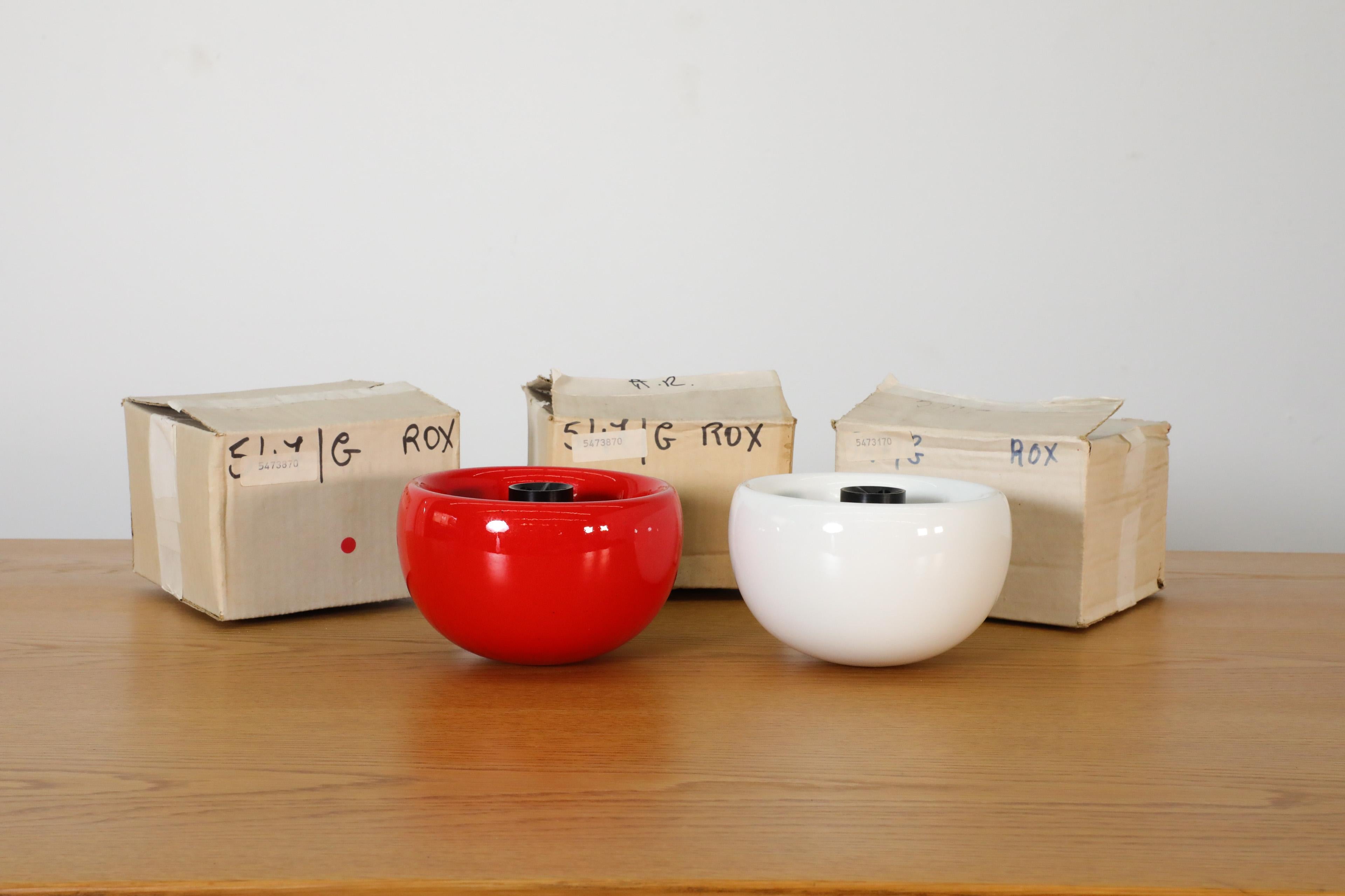 Rari posacenere in ceramica degli anni '70, nuovi di fabbrica, prodotti da Sicart, Italia. I posacenere sono disponibili nei colori rosso e bianco, con un design a ciotola e un sistema magnetico brevettato, dotato di tre portasigarette. 12