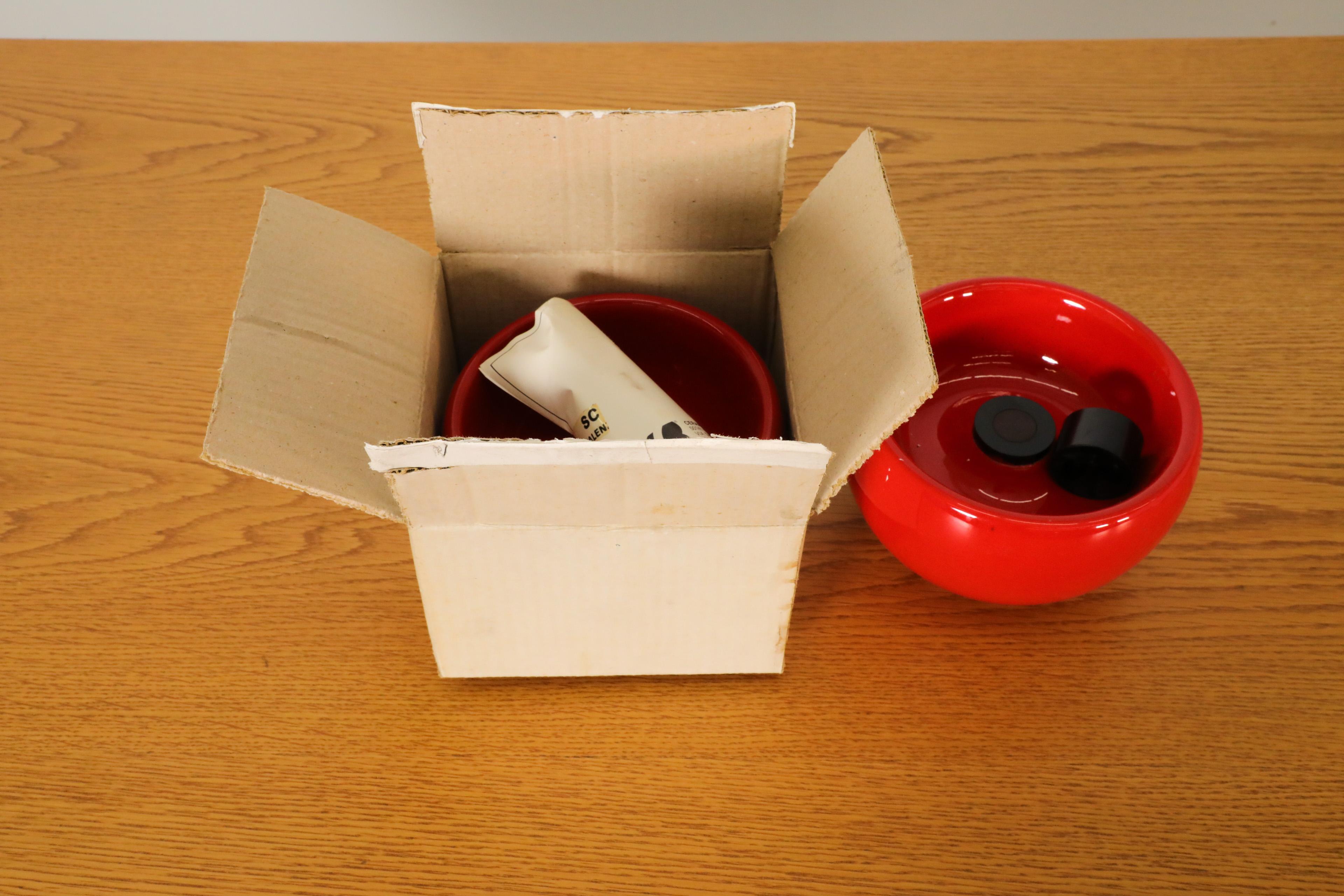 Italiano Posacenere rotondo in ceramica ROX Sicart rosso e bianco, anni '70, nuovo in scatola in vendita