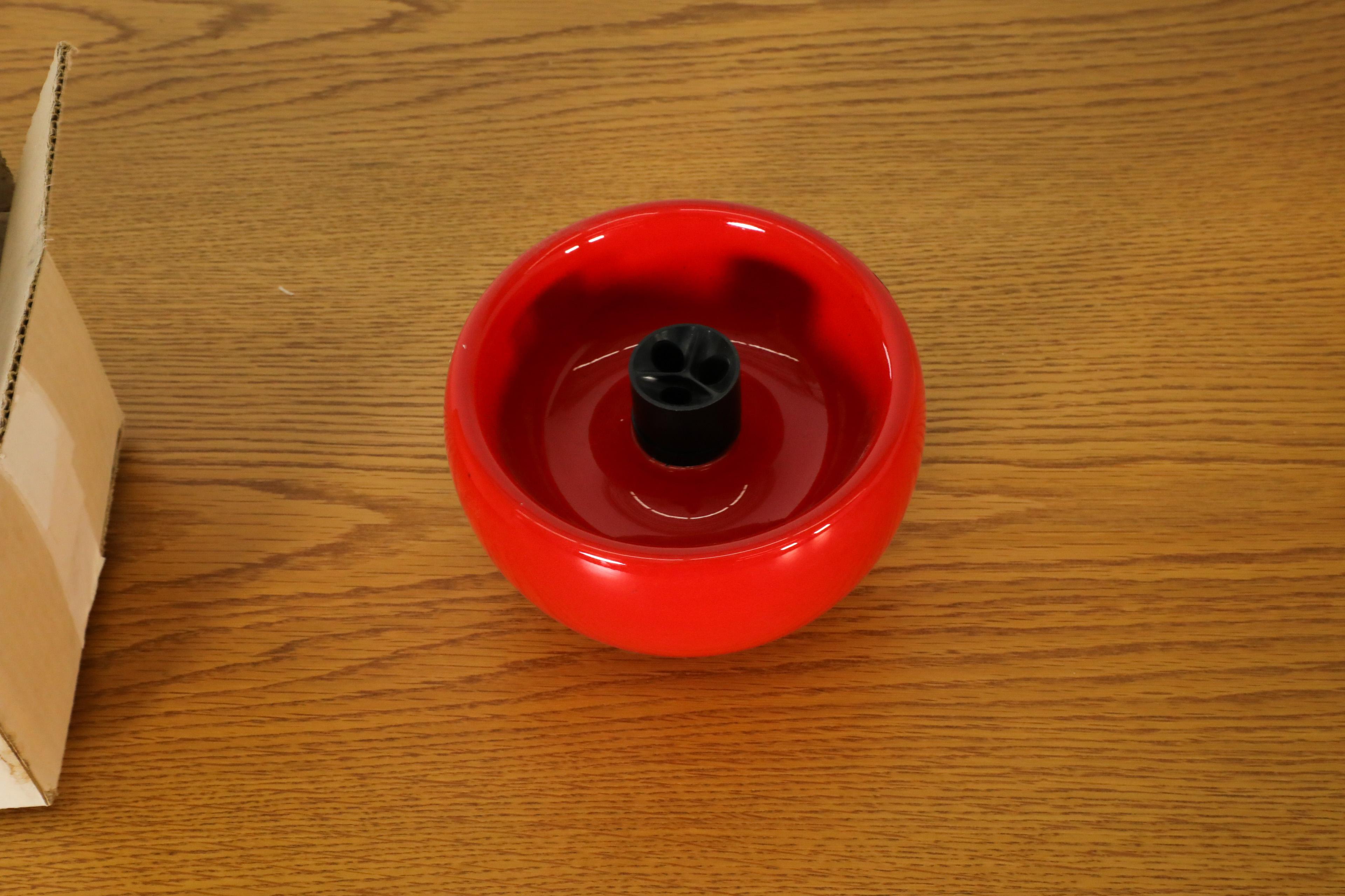 Posacenere rotondo in ceramica ROX Sicart rosso e bianco, anni '70, nuovo in scatola In condizioni ottime in vendita a Los Angeles, CA