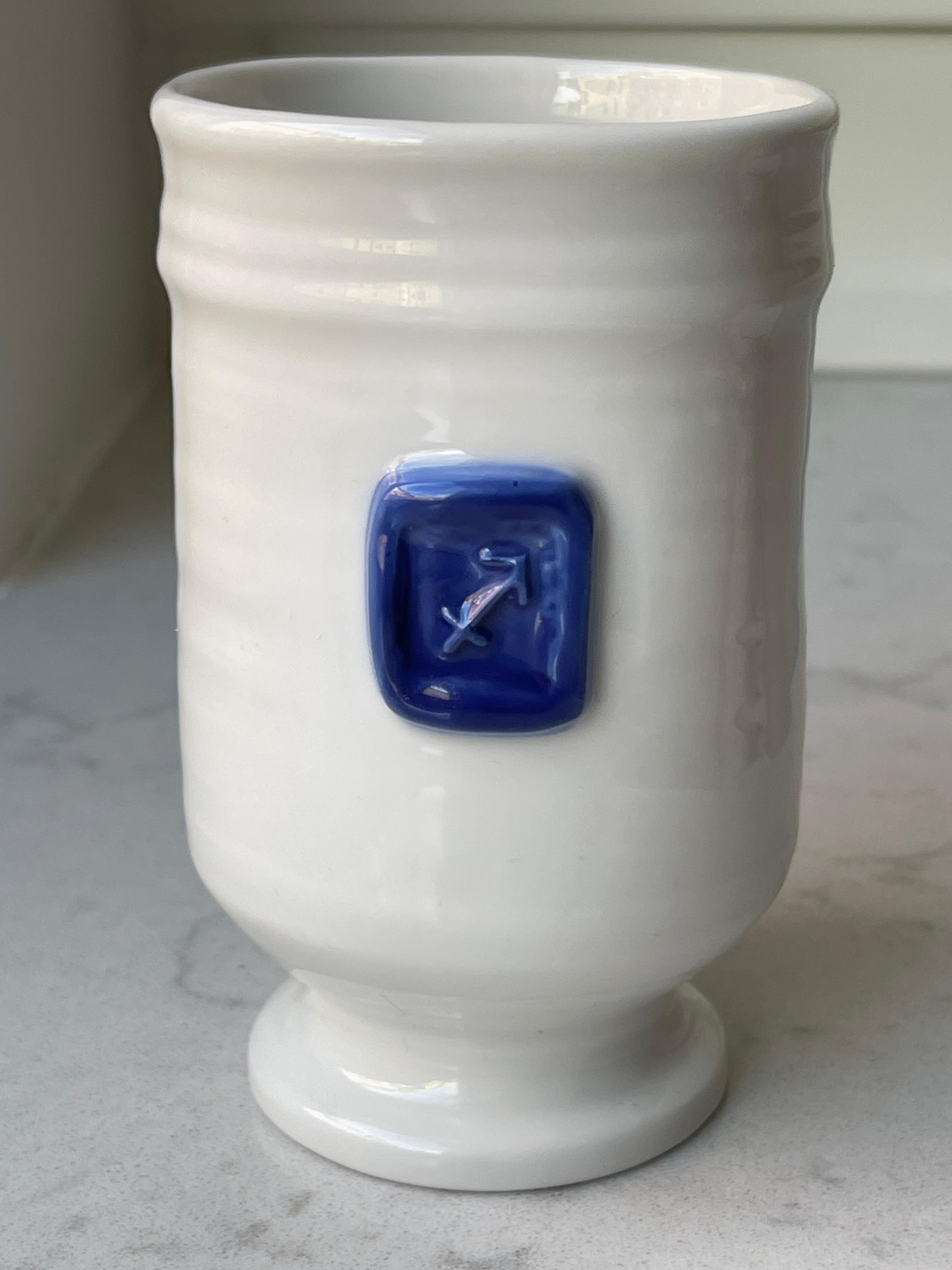 1970er Royal Copenhagen Weißes Porzellan Amors Pfeil Schütze Vase im Zustand „Hervorragend“ im Angebot in New York, NY