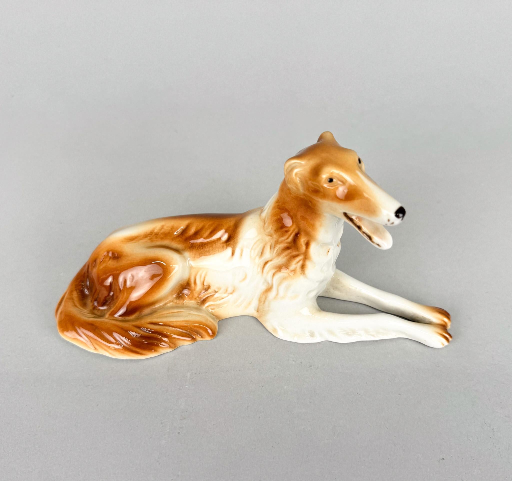 Mid-Century moderno Statua in porcellana di Royal Dux del 1970 raffigurante un collie in vendita