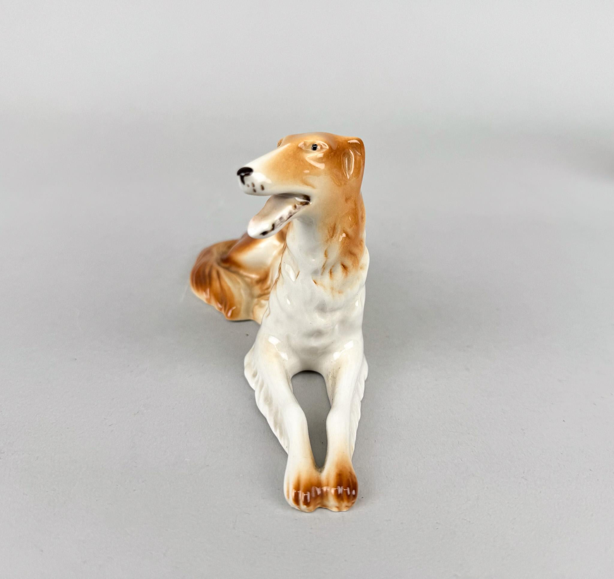 XX secolo Statua in porcellana di Royal Dux del 1970 raffigurante un collie in vendita