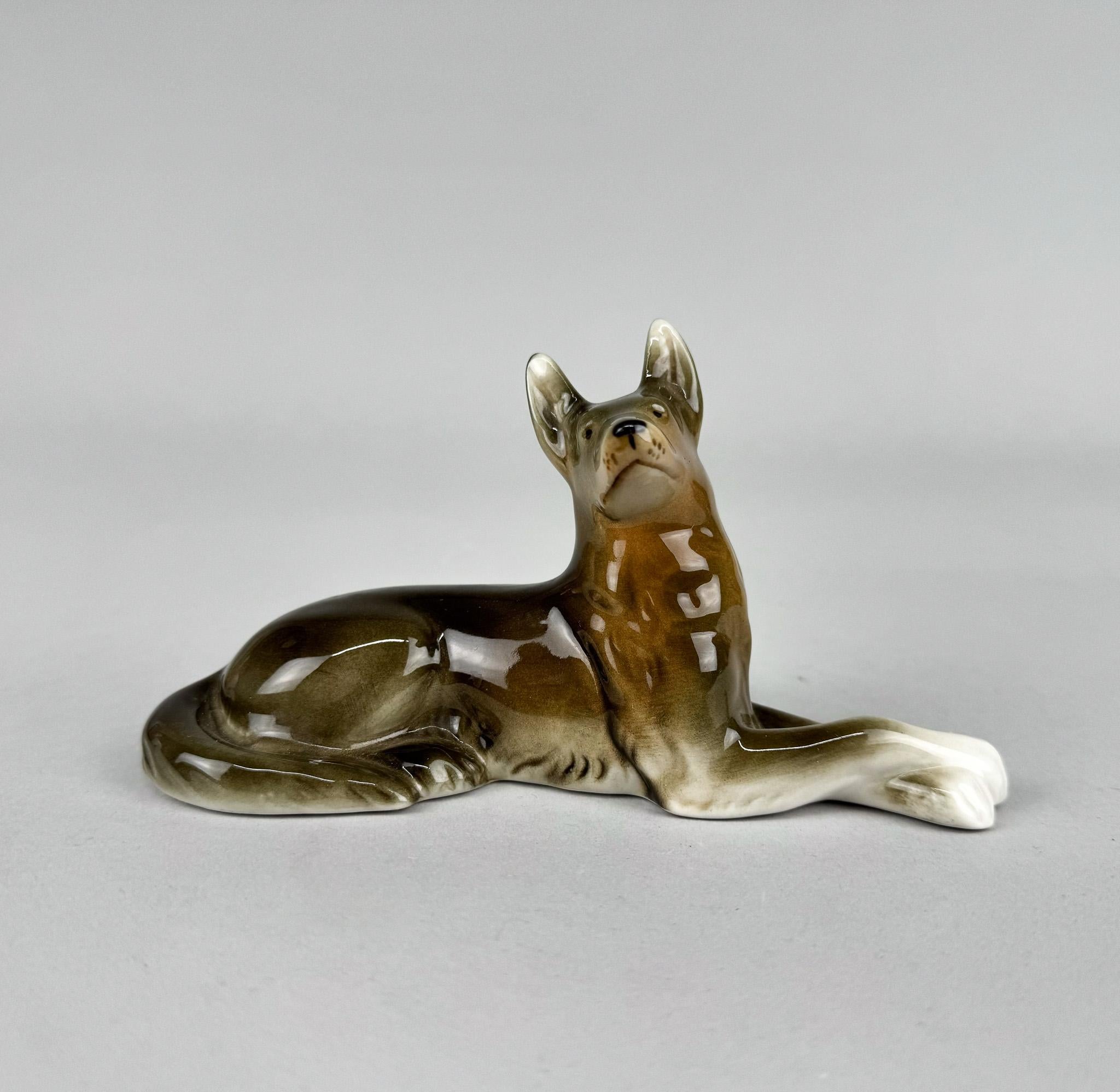 1970's Royal Dux Porcelain Statue of a German Shepherd In Good Condition For Sale In Praha, CZ