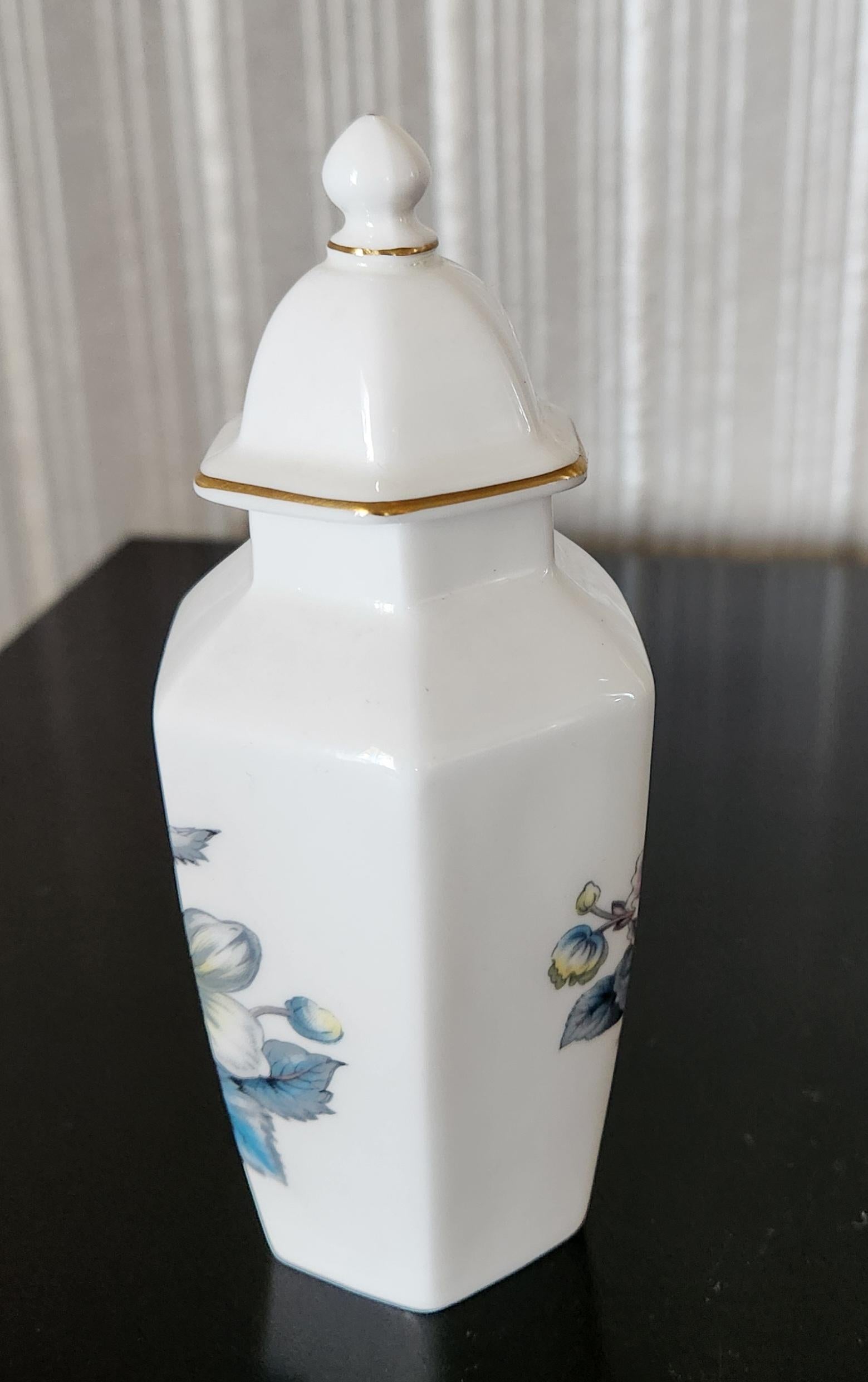 1970s Royal Worcester Bone China Petite Ginger Jar
Purple Blue Florena Gold Trim
stamped by maker
5.25 x 2.5
Preowned very good vintage
Refer to images