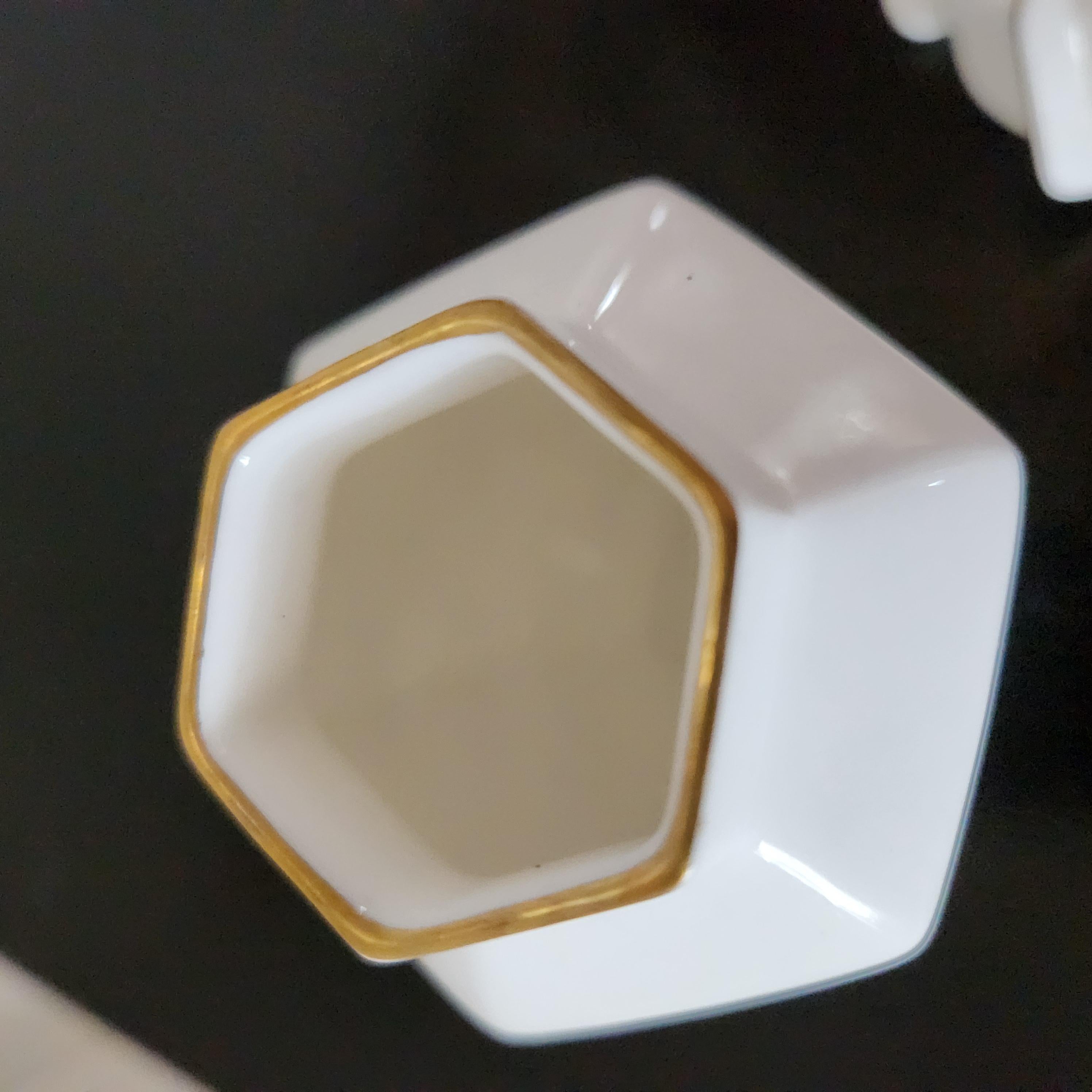 1970s Royal Worcester Bone China Petite Ginger Jar In Good Condition For Sale In Chula Vista, CA