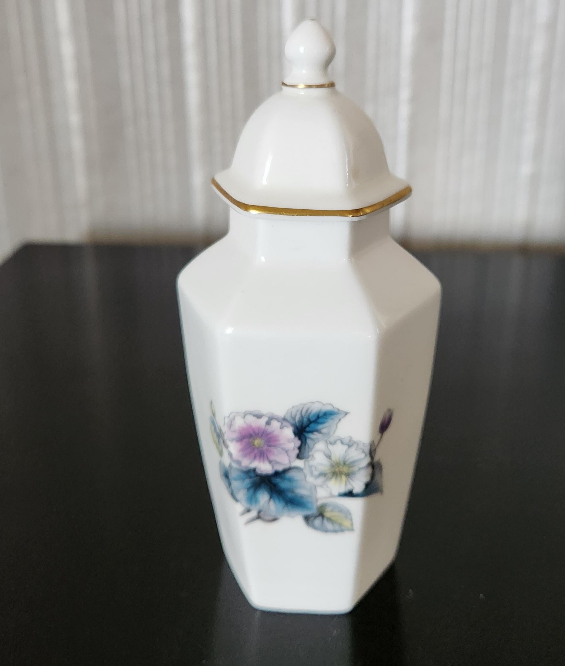 Porcelain 1970s Royal Worcester Bone China Petite Ginger Jar For Sale