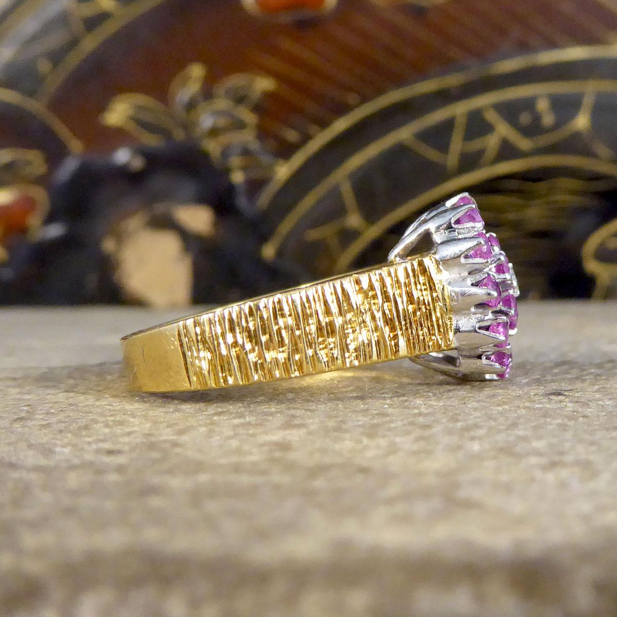 1970er Jahre Rubin und Diamant Blume Cluster Bark Effekt Ring aus 18 Karat Gold (Retro)