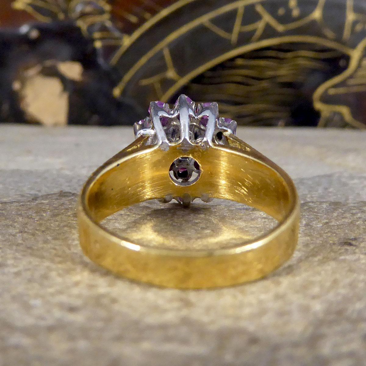 1970er Jahre Rubin und Diamant Blume Cluster Bark Effekt Ring aus 18 Karat Gold (Rundschliff)