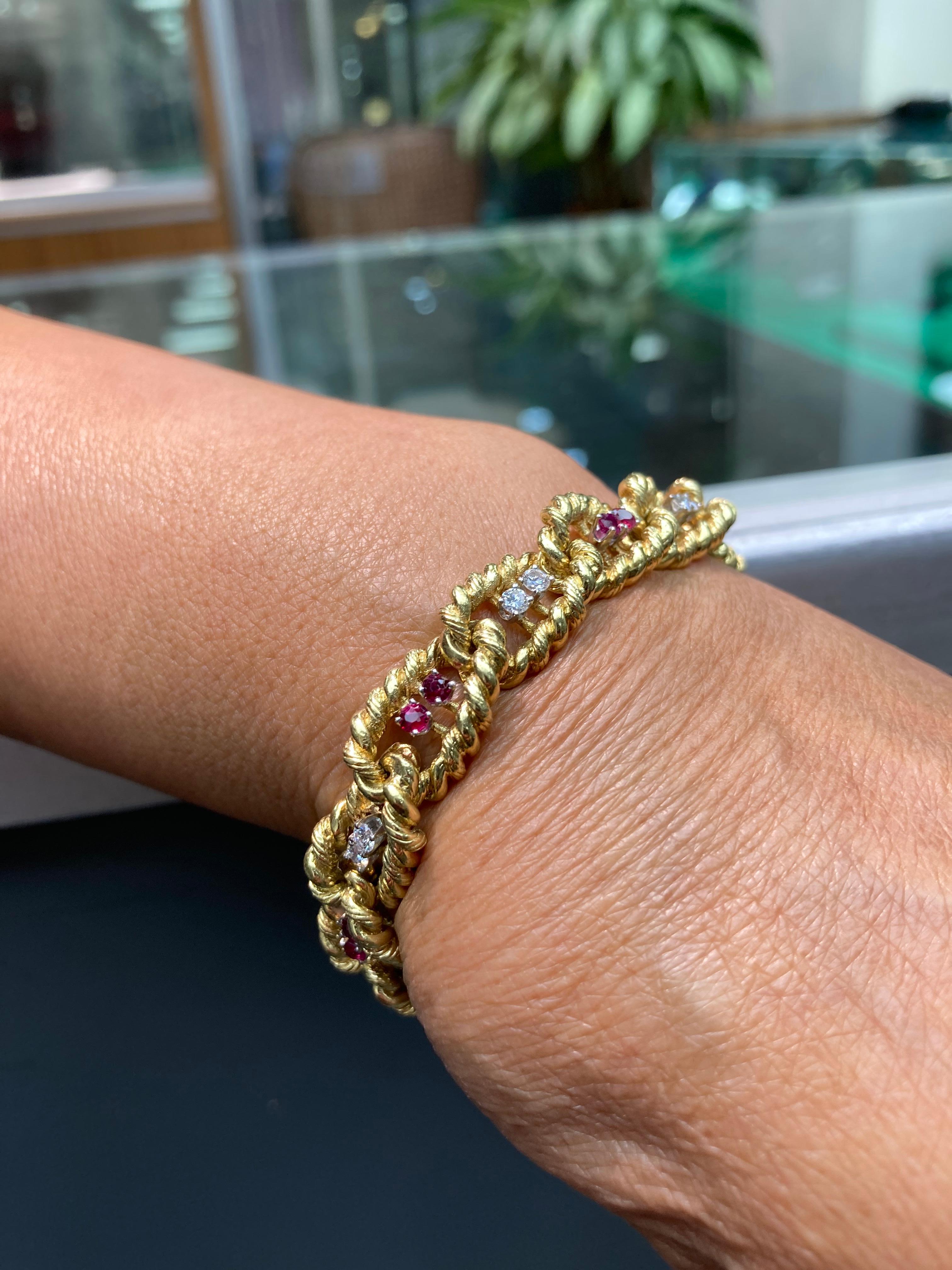 1970 Bracelet à maillons en or jaune avec rubis et diamants Unisexe en vente