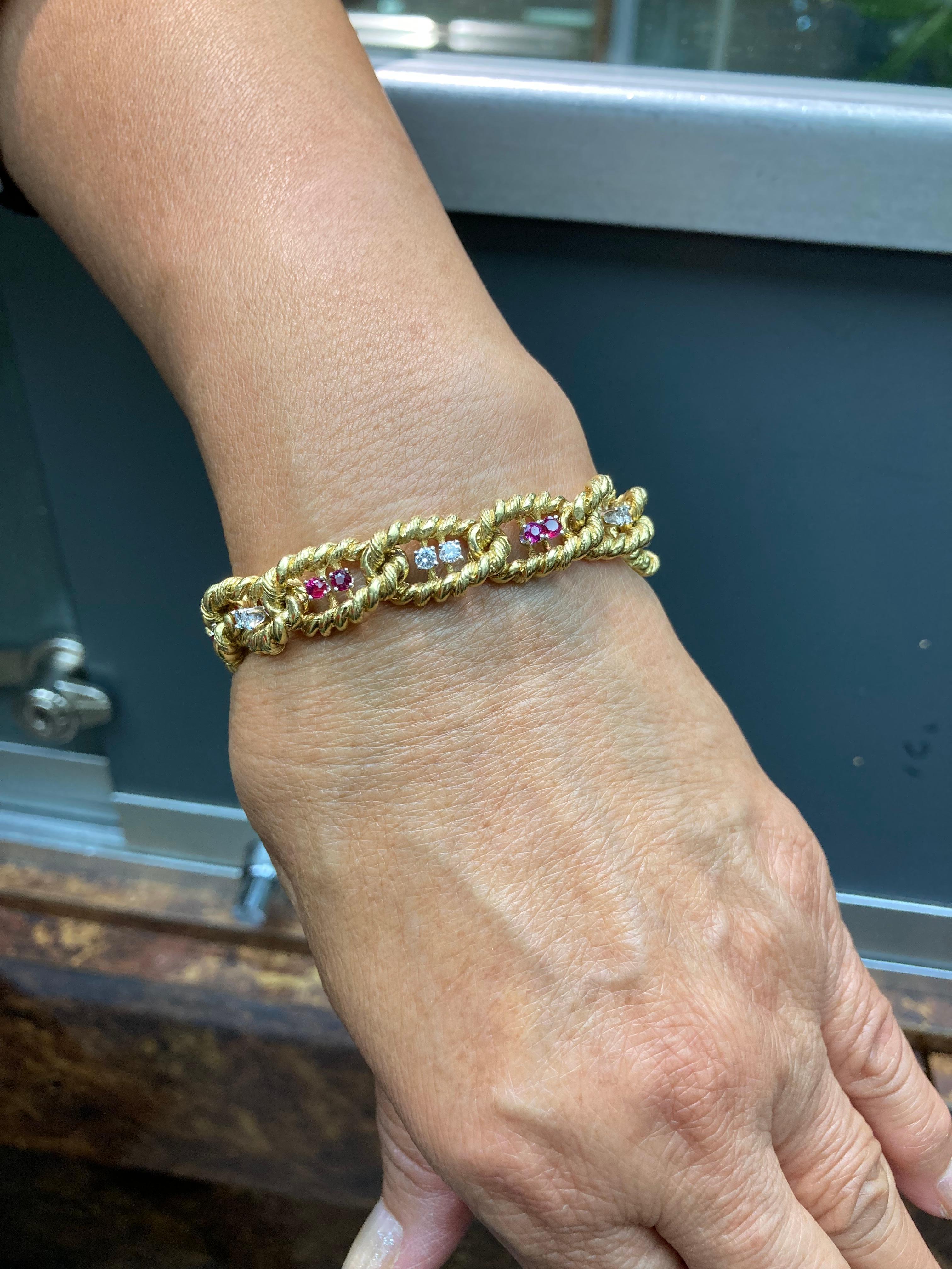 1970 Bracelet à maillons en or jaune avec rubis et diamants en vente 1
