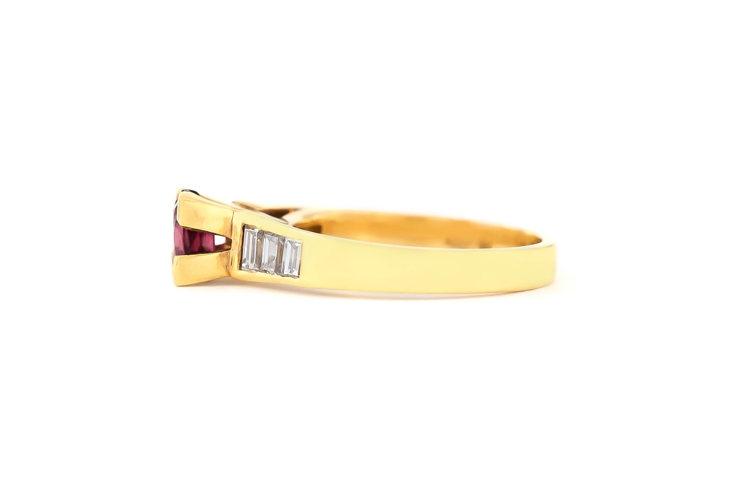 Der Ring ist fein in Handarbeit in 18k Gelbgold mit Zentrum Rubin mit einem Gesamtgewicht von etwa 0,80 Karat und Diamanten mit einem Gesamtgewicht von etwa 0,50 Karat.
Ca. 1970.