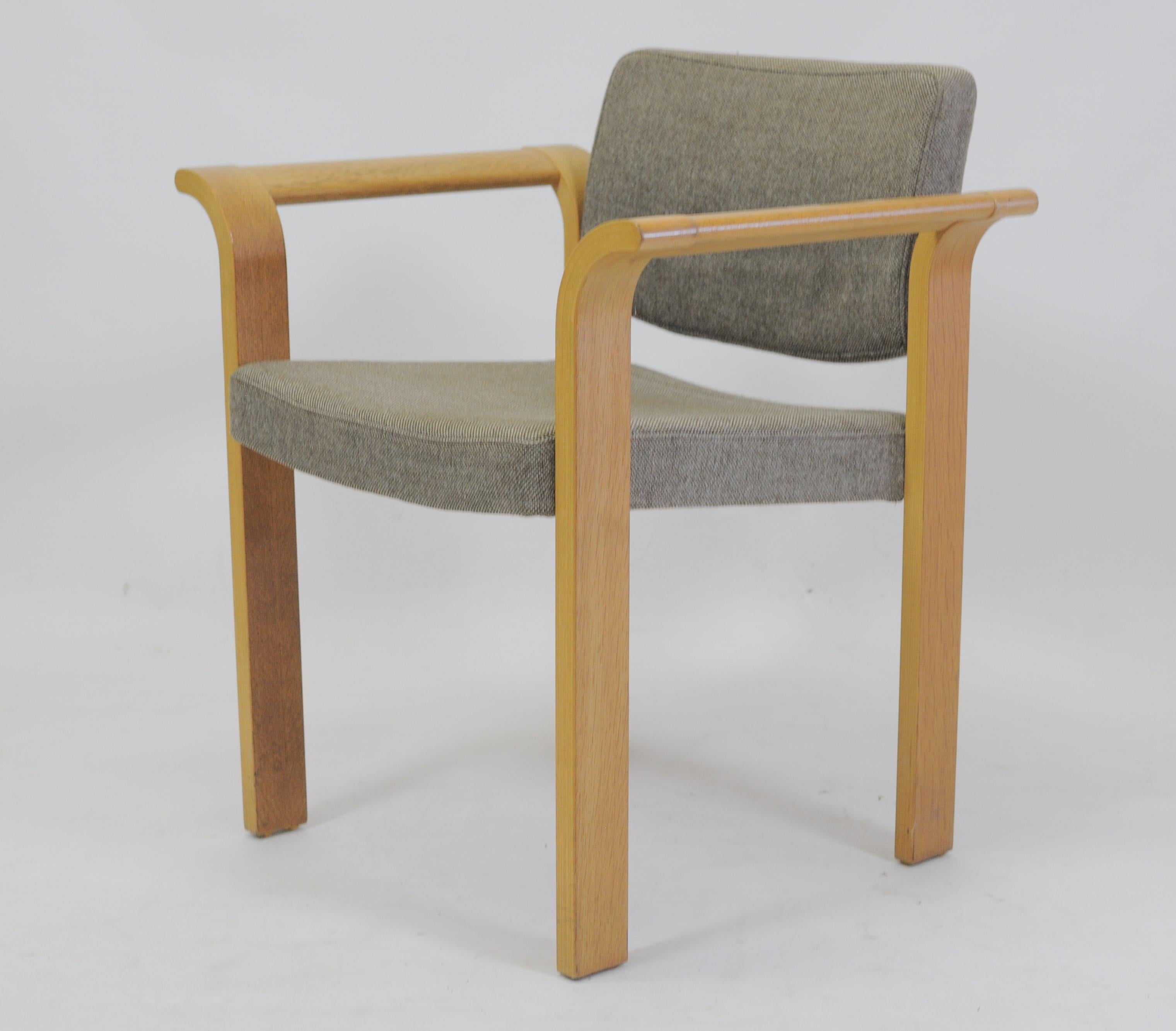 Ensemble de dix fauteuils de conférence empilables en chêne laminé conçus par Rud Thygesen et Johnny Sørensen pour Magnus Olesen en 1975. 

Les chaises de conférence sont très confortables à l'usage et peuvent être empilées par six, ce qui facilite