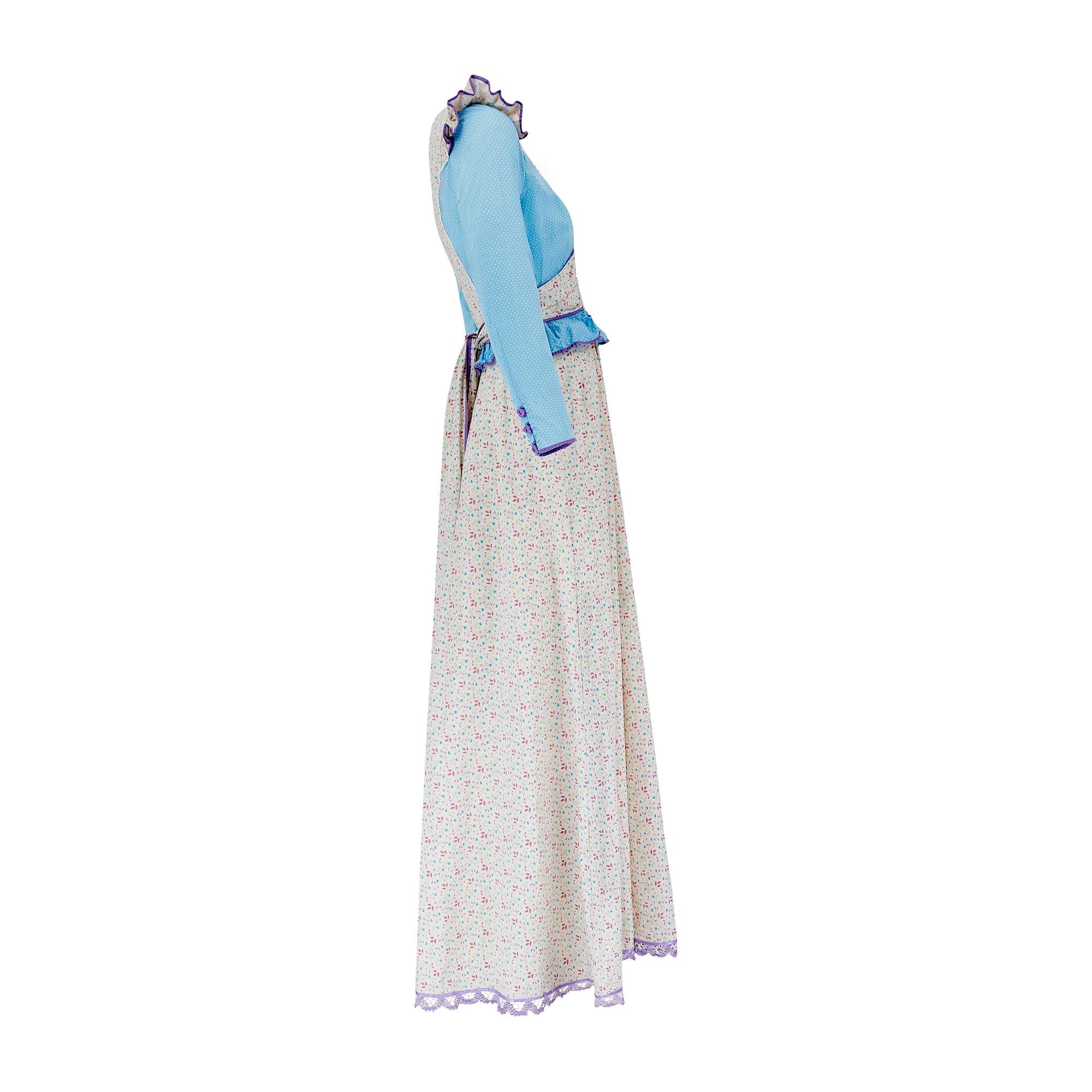 Cette robe longue en coton est un classique de Rumak, la boutique bohème londonienne qui a atteint son apogée dans les années 1970 et qui a imité le style et certainement la qualité de la célèbre créatrice britannique Thea Porter. 

Confectionné
