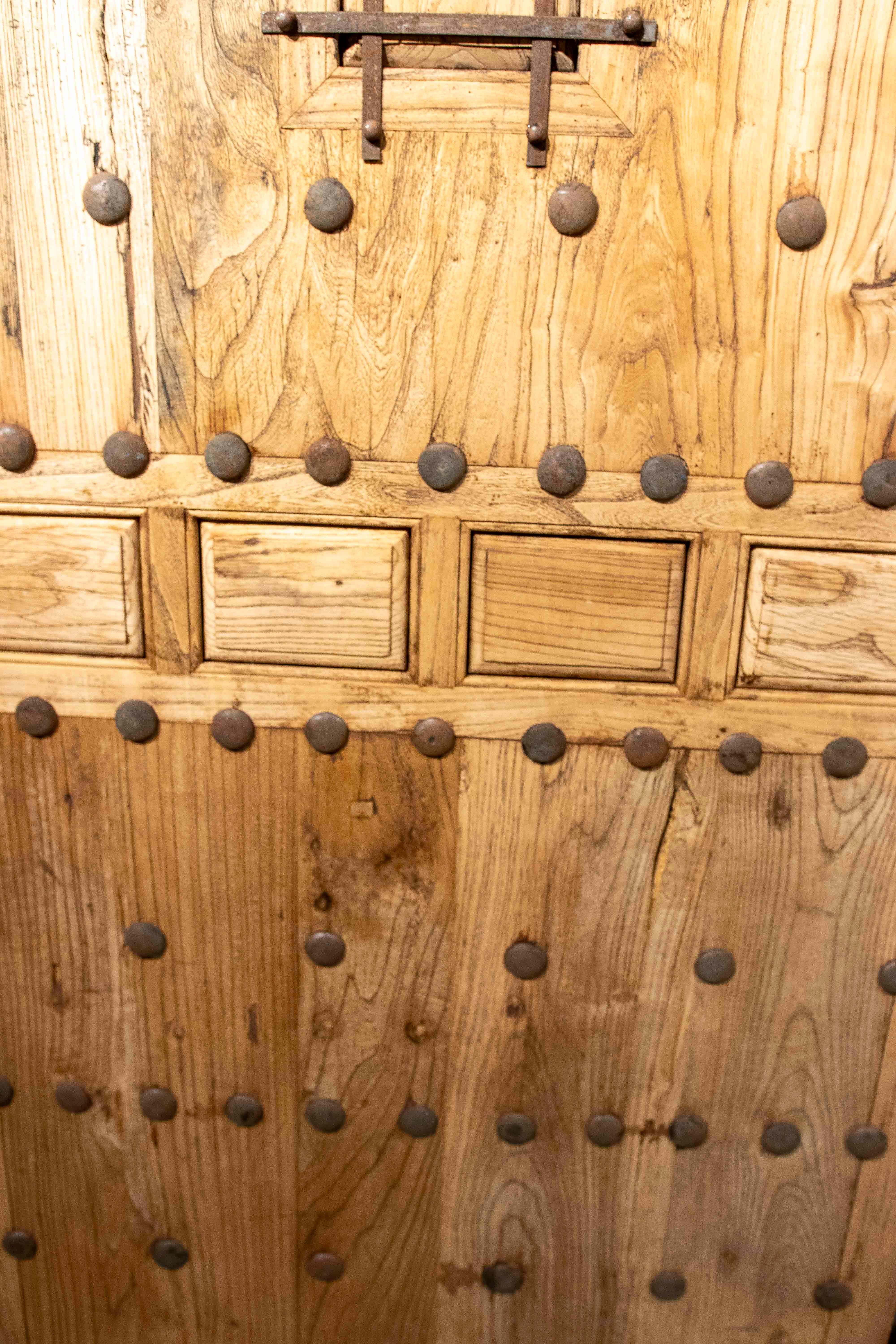Cancello spagnolo rustico degli anni '70 in legno massiccio con chiodi decorativi in vendita 4