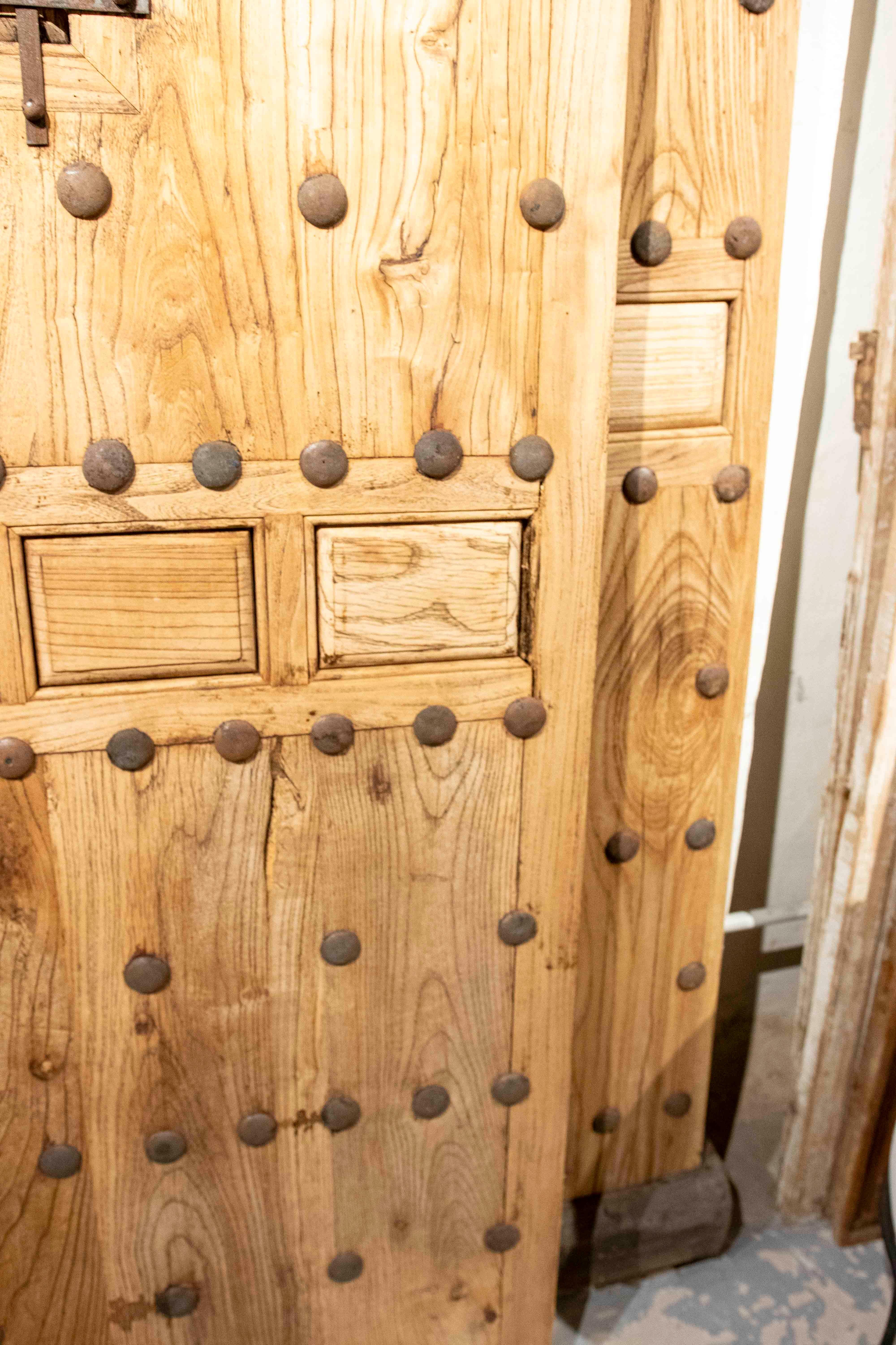 Cancello spagnolo rustico degli anni '70 in legno massiccio con chiodi decorativi in vendita 5
