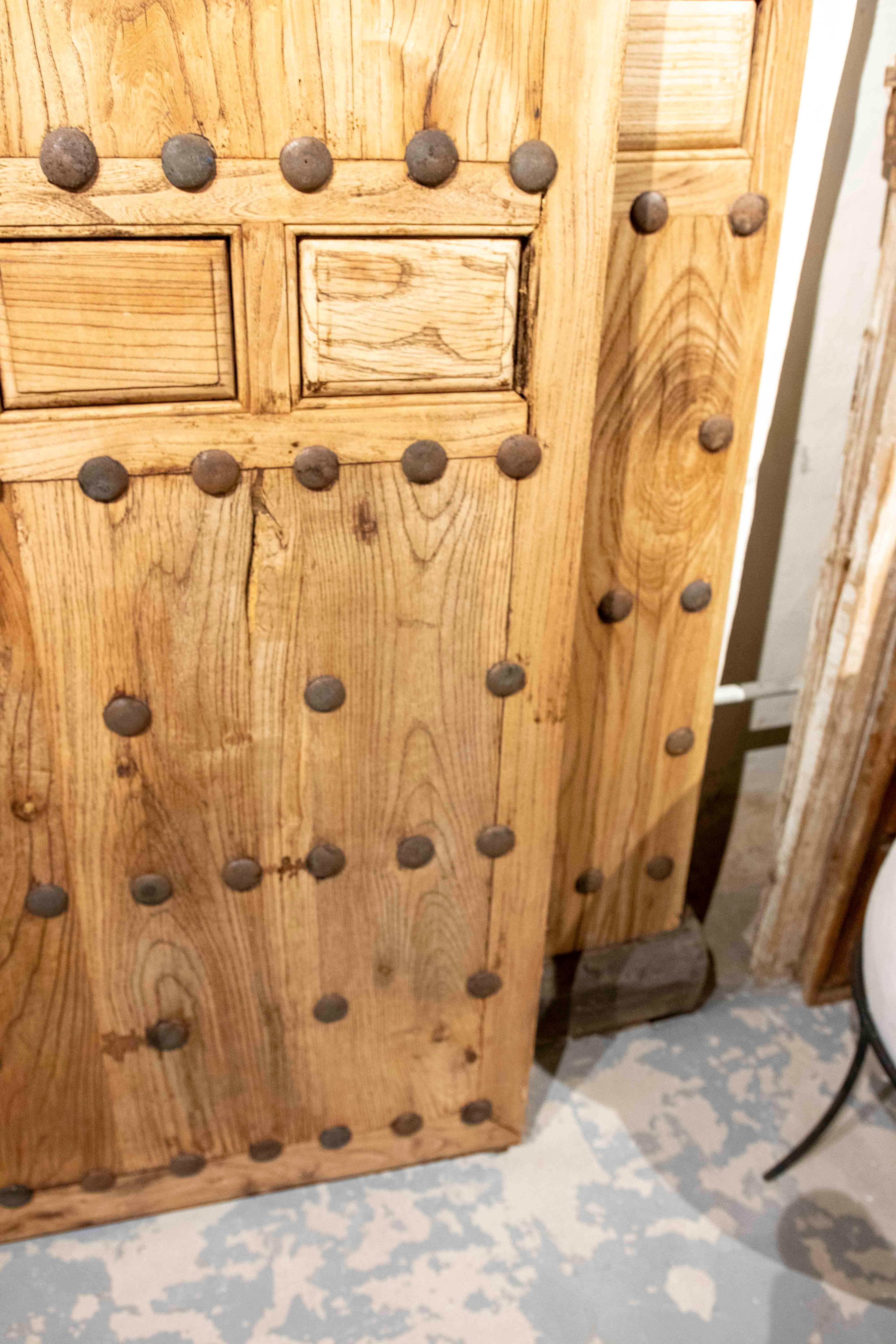 Cancello spagnolo rustico degli anni '70 in legno massiccio con chiodi decorativi in vendita 6