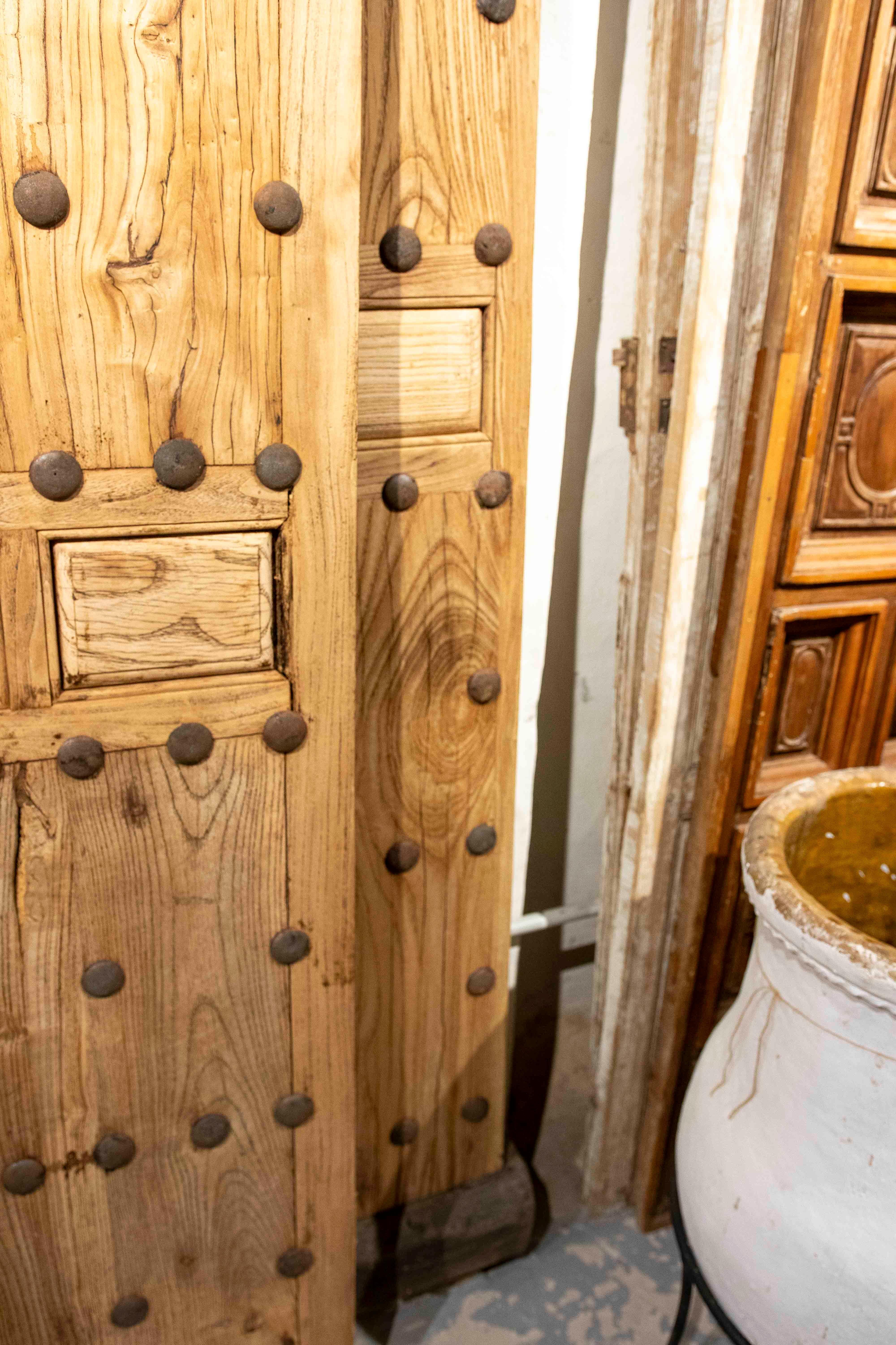 Cancello spagnolo rustico degli anni '70 in legno massiccio con chiodi decorativi in vendita 7