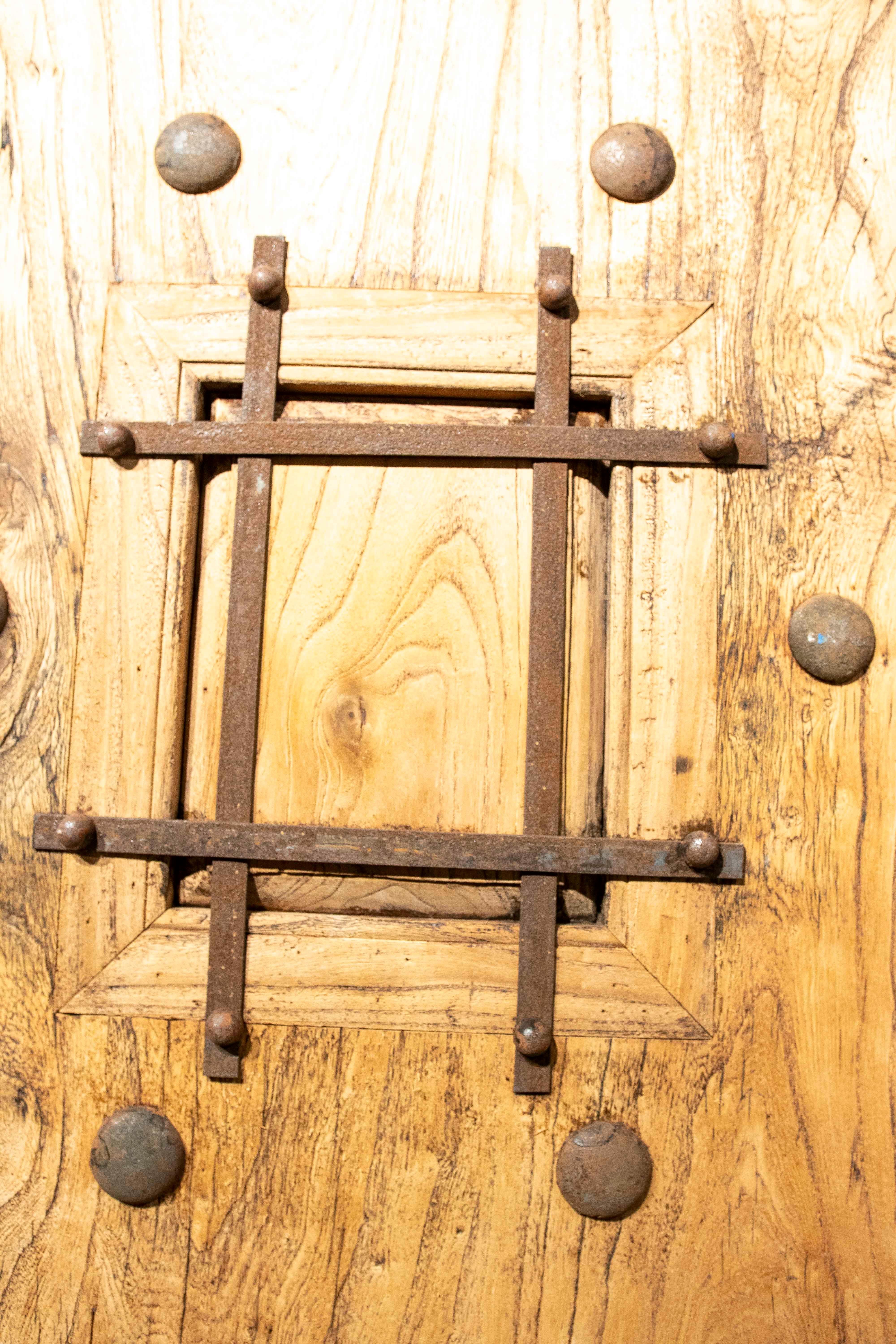Cancello spagnolo rustico degli anni '70 in legno massiccio con chiodi decorativi in vendita 8