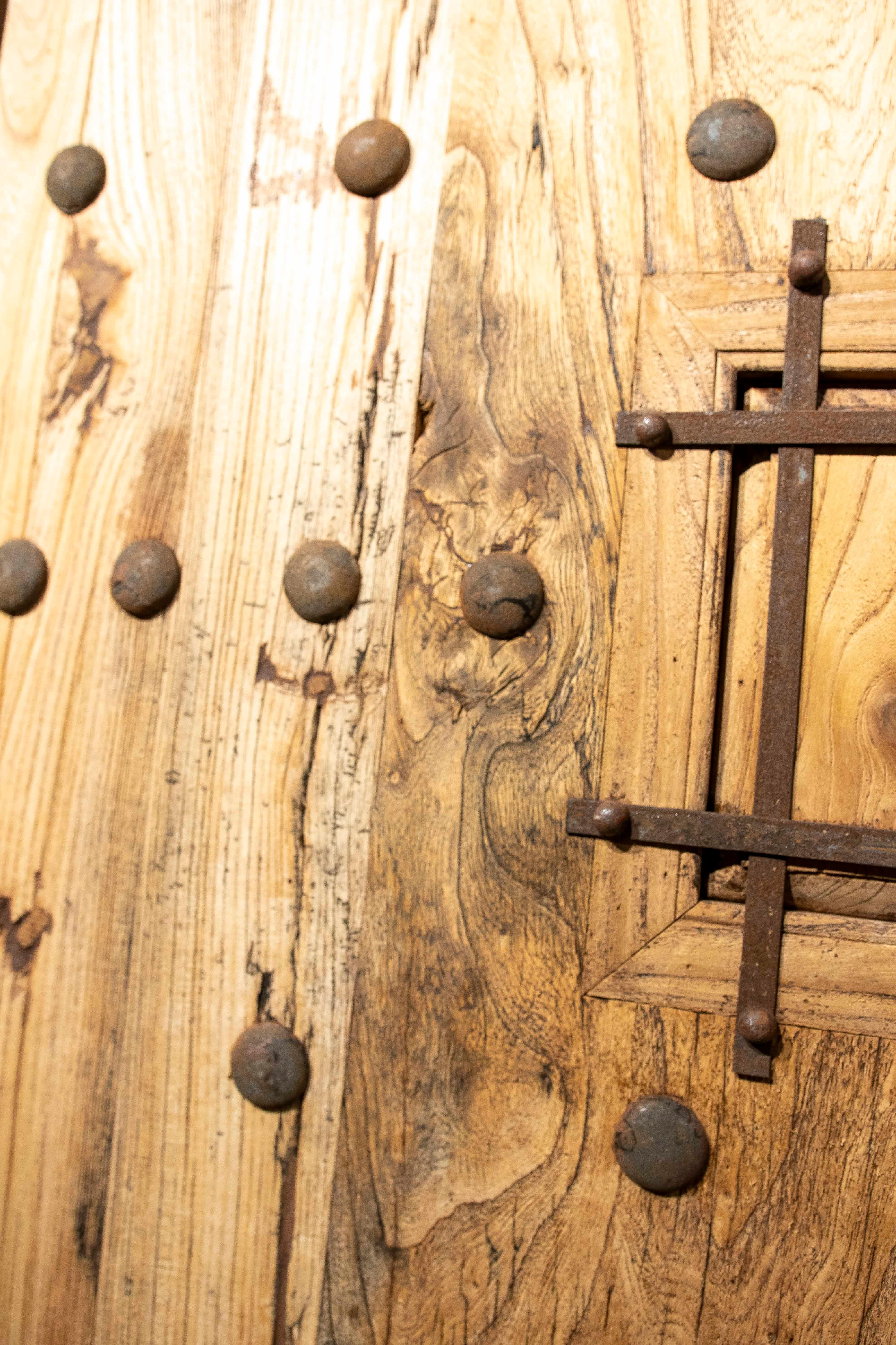 Cancello spagnolo rustico degli anni '70 in legno massiccio con chiodi decorativi in vendita 9