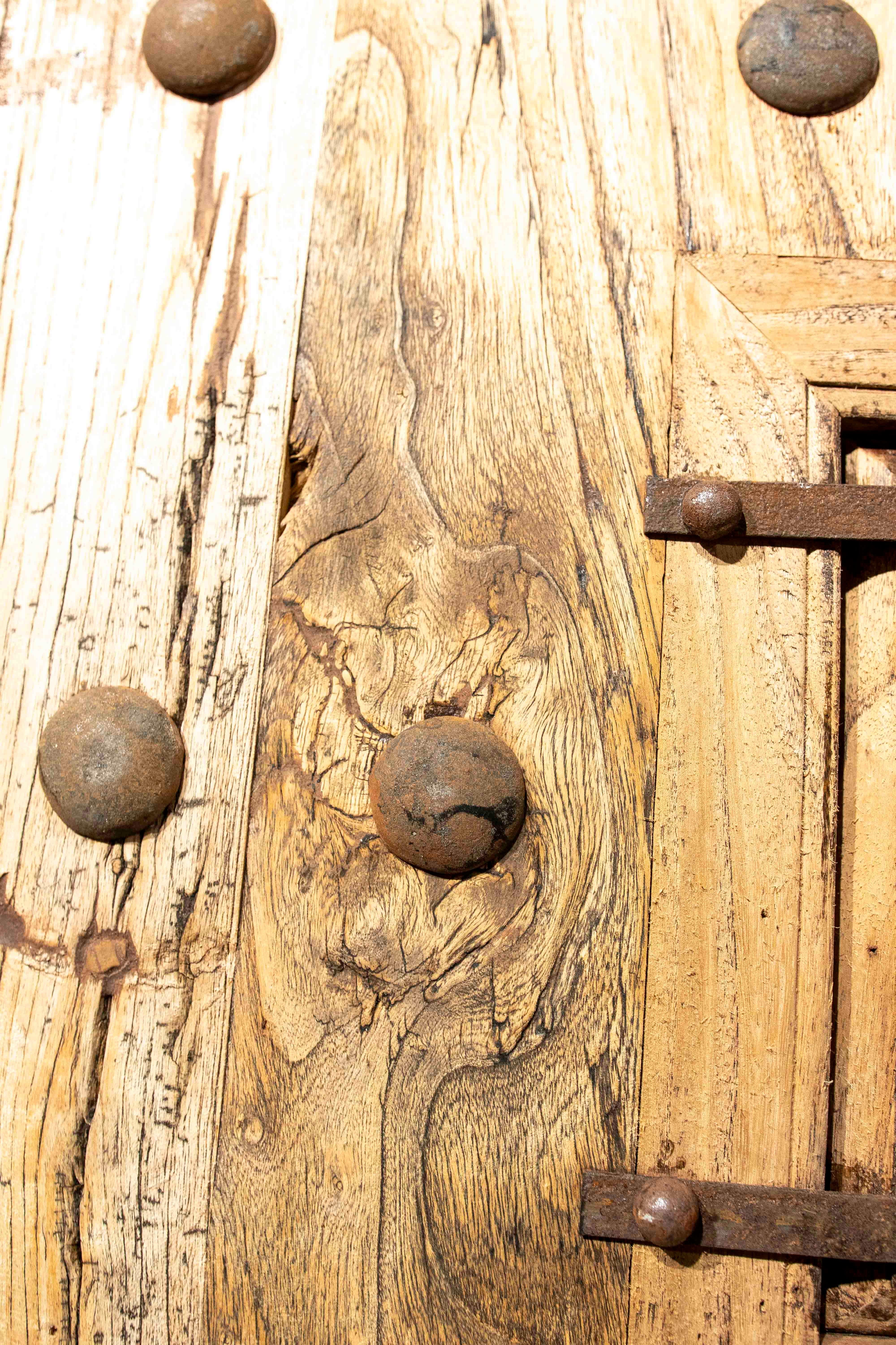 Cancello spagnolo rustico degli anni '70 in legno massiccio con chiodi decorativi in vendita 10