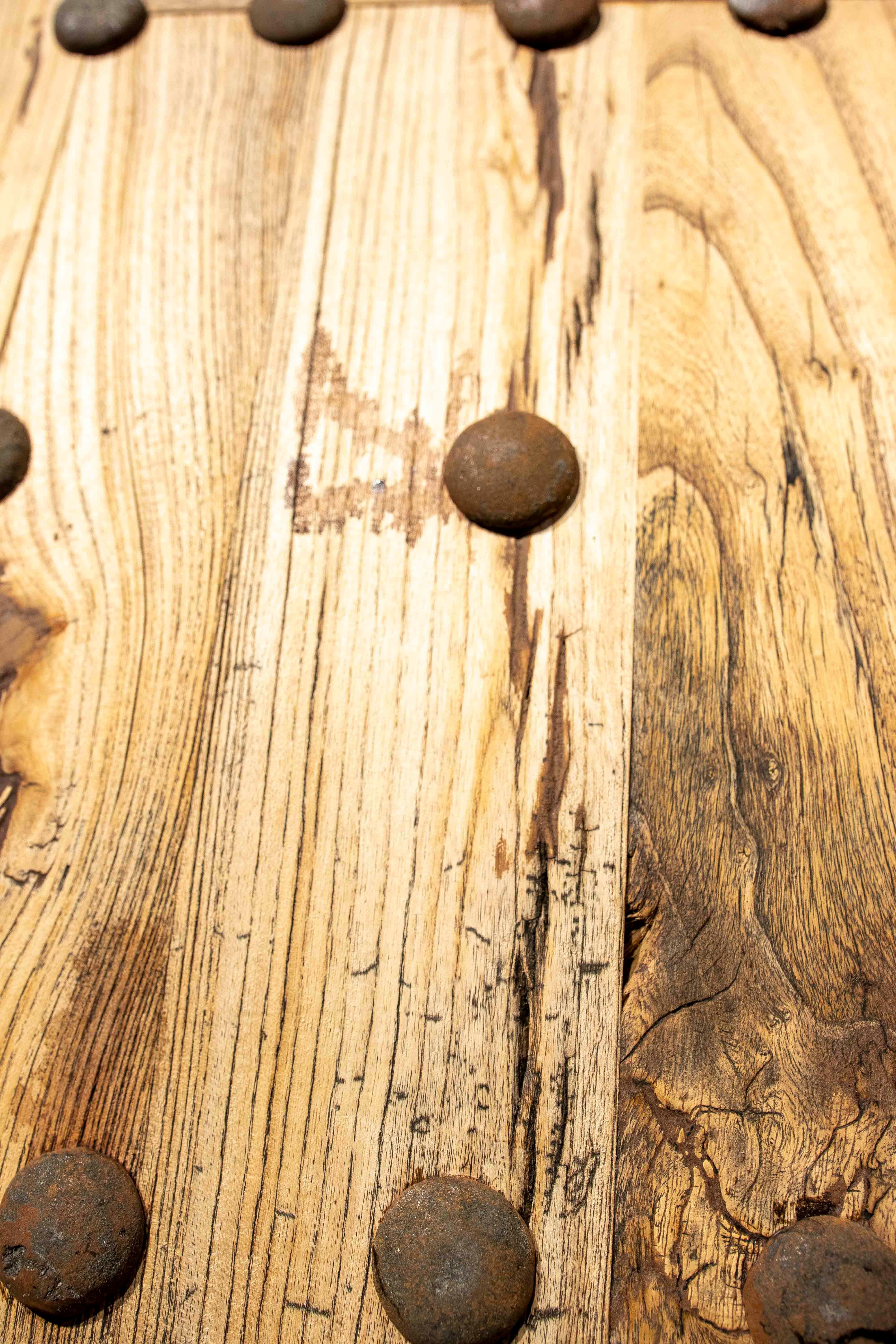 Cancello spagnolo rustico degli anni '70 in legno massiccio con chiodi decorativi in vendita 12