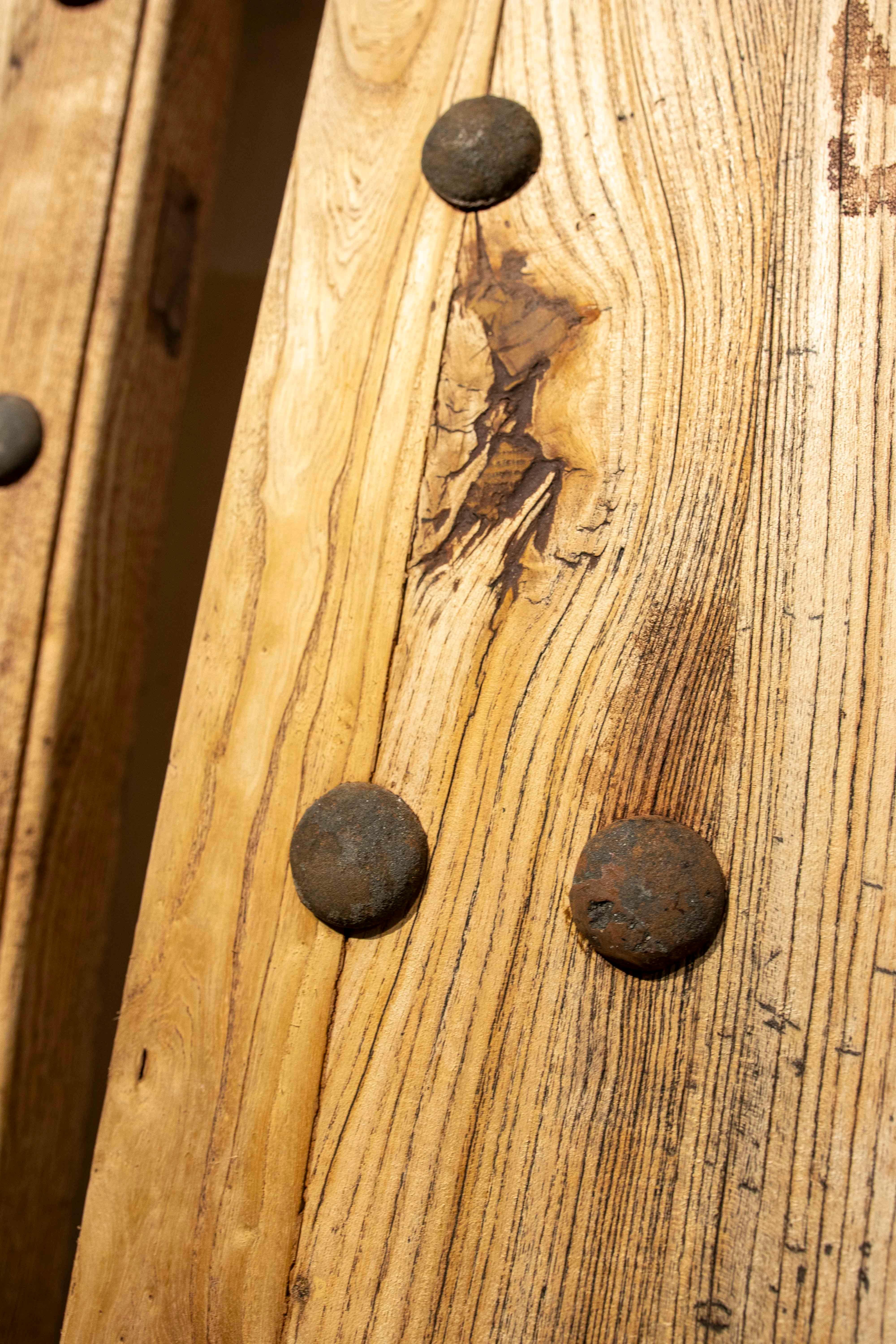 Cancello spagnolo rustico degli anni '70 in legno massiccio con chiodi decorativi in vendita 13