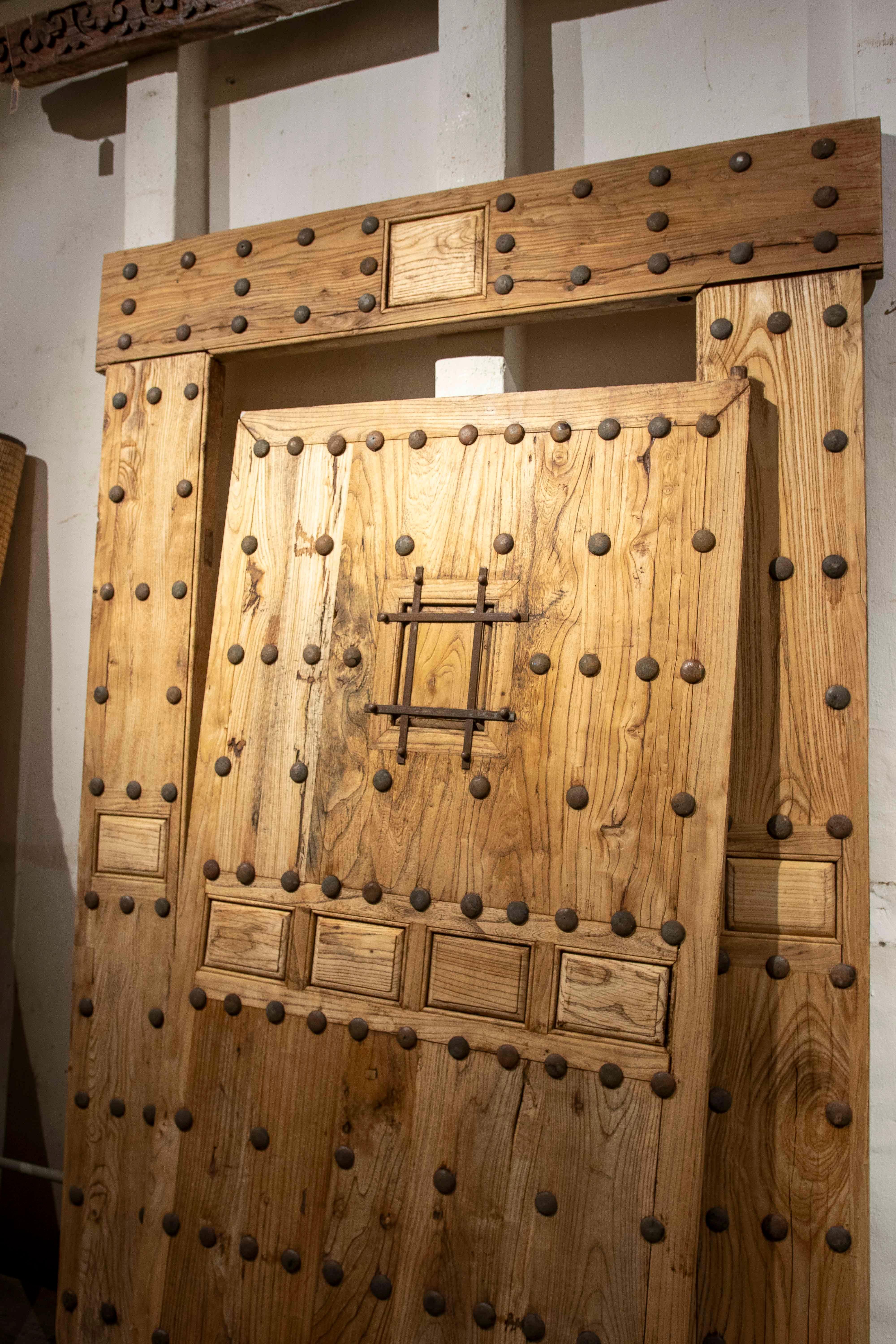 Spagnolo Cancello spagnolo rustico degli anni '70 in legno massiccio con chiodi decorativi in vendita