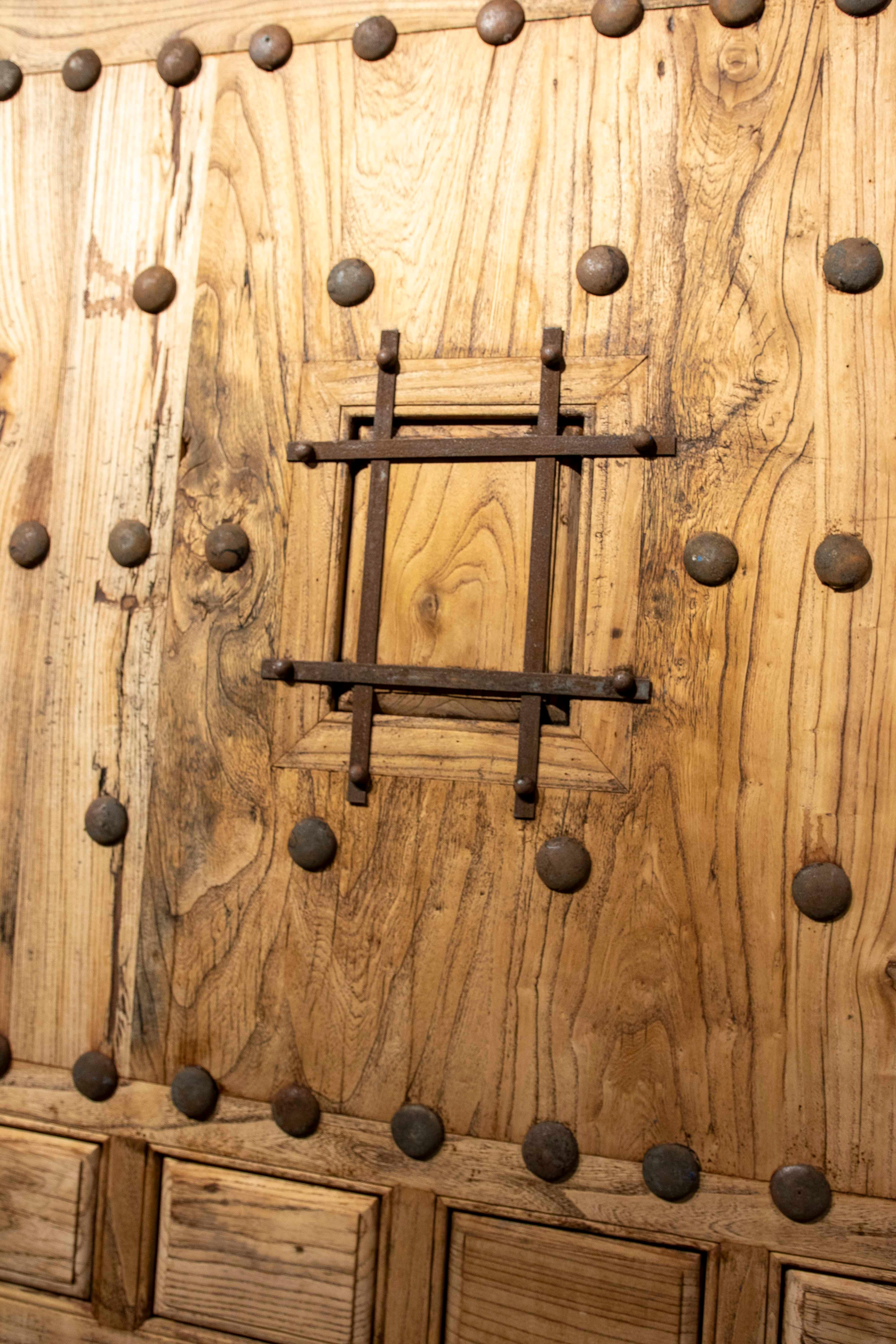Cancello spagnolo rustico degli anni '70 in legno massiccio con chiodi decorativi In condizioni buone in vendita a Marbella, ES