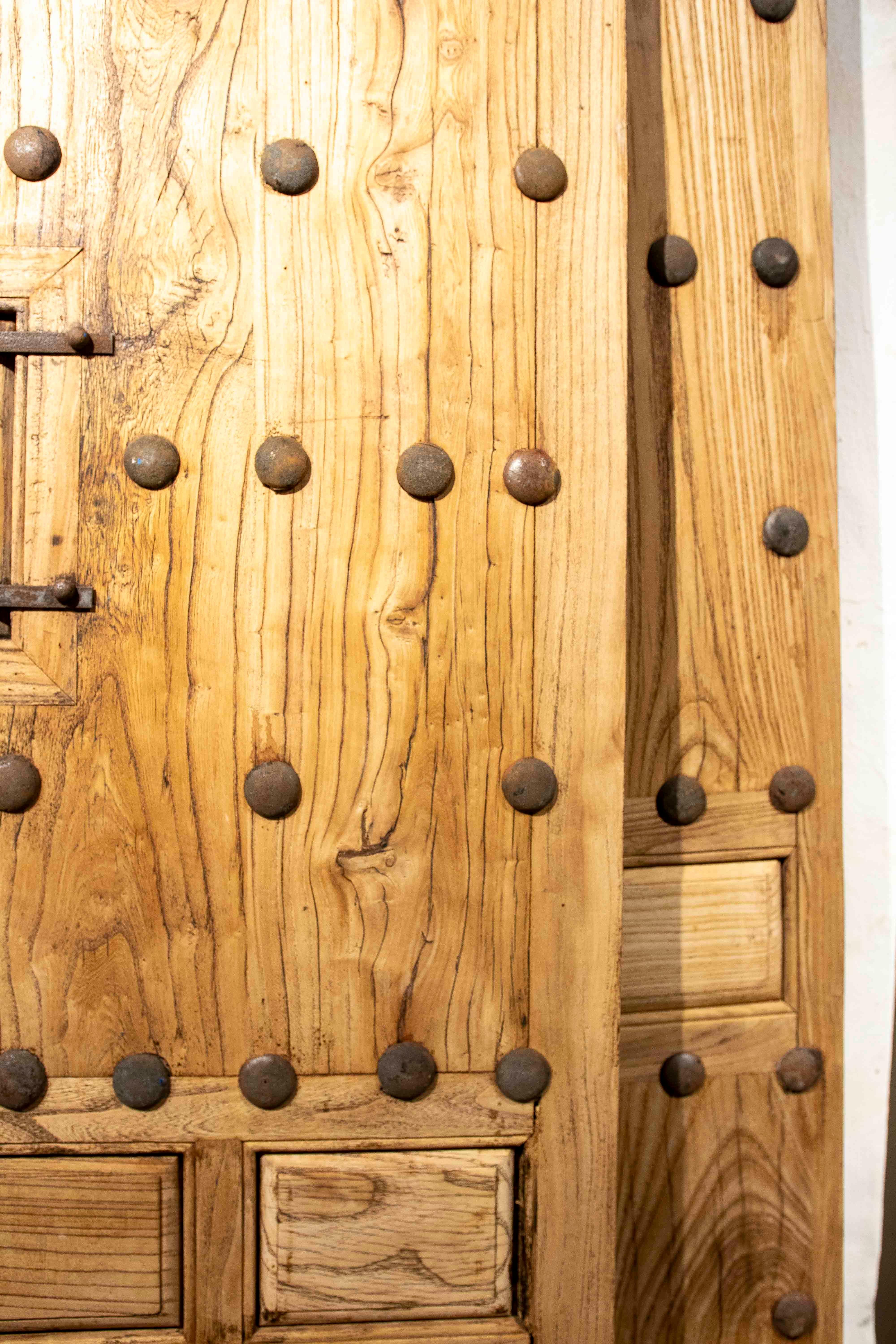 XX secolo Cancello spagnolo rustico degli anni '70 in legno massiccio con chiodi decorativi in vendita