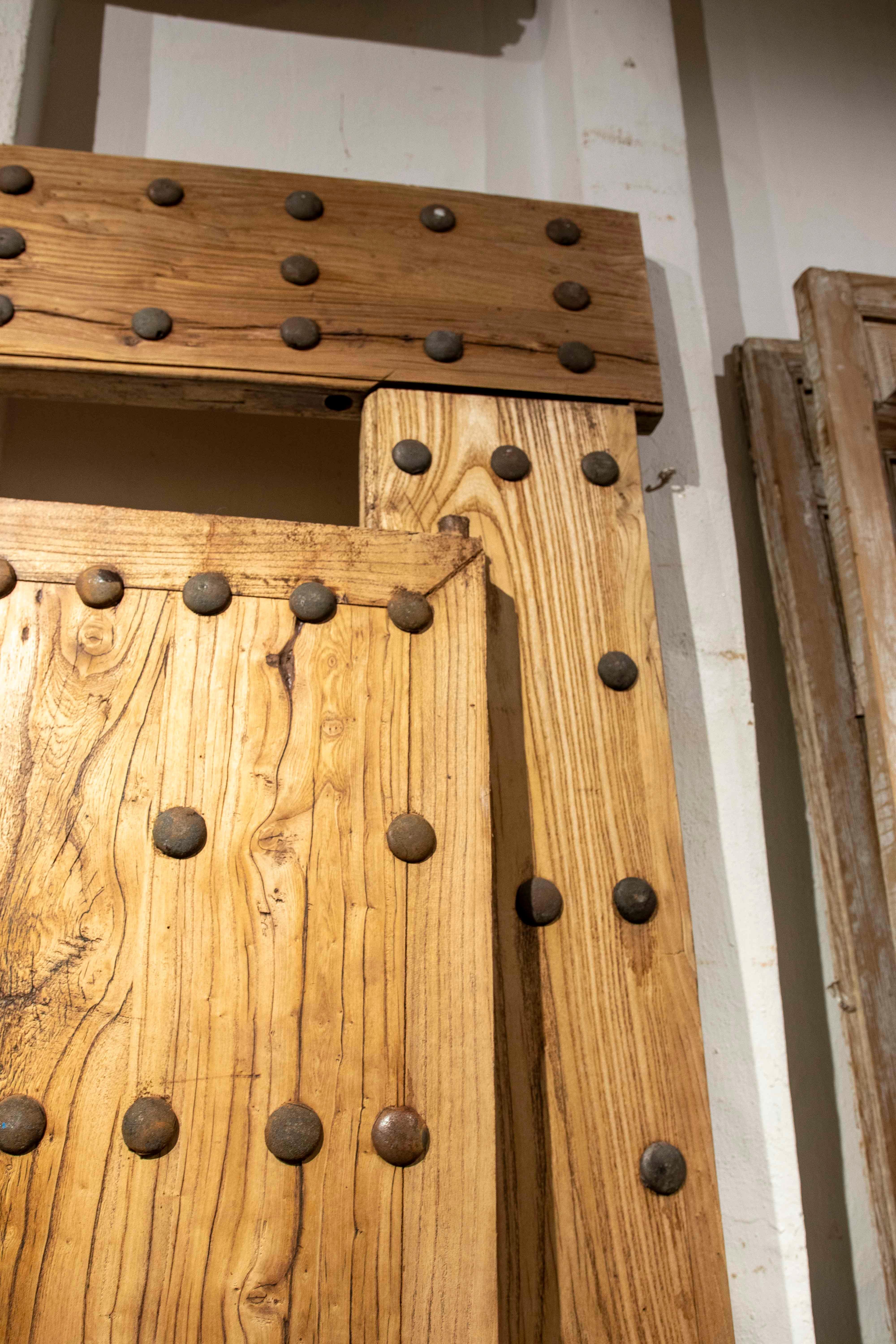 Ferro Cancello spagnolo rustico degli anni '70 in legno massiccio con chiodi decorativi in vendita