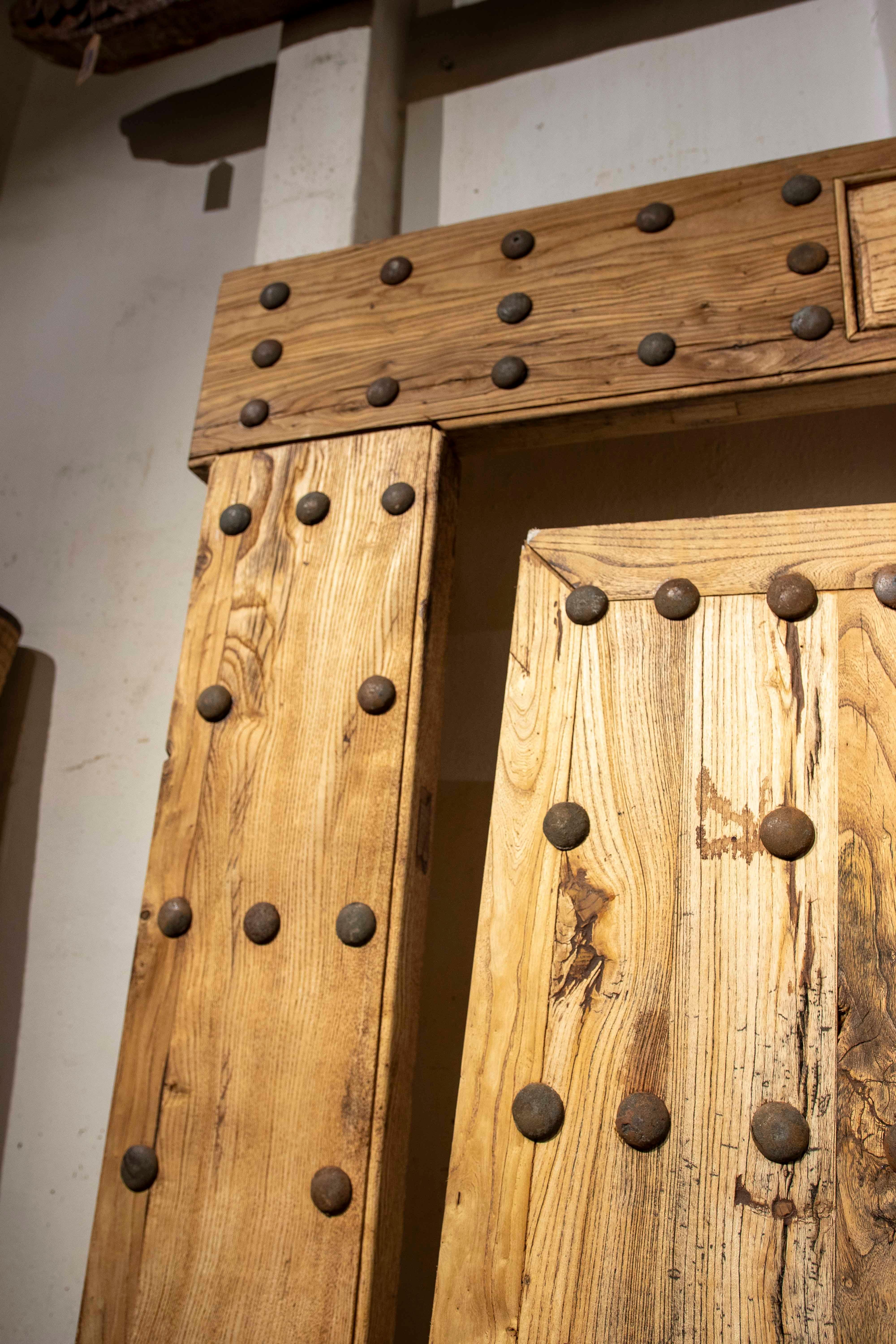 Cancello spagnolo rustico degli anni '70 in legno massiccio con chiodi decorativi in vendita 1