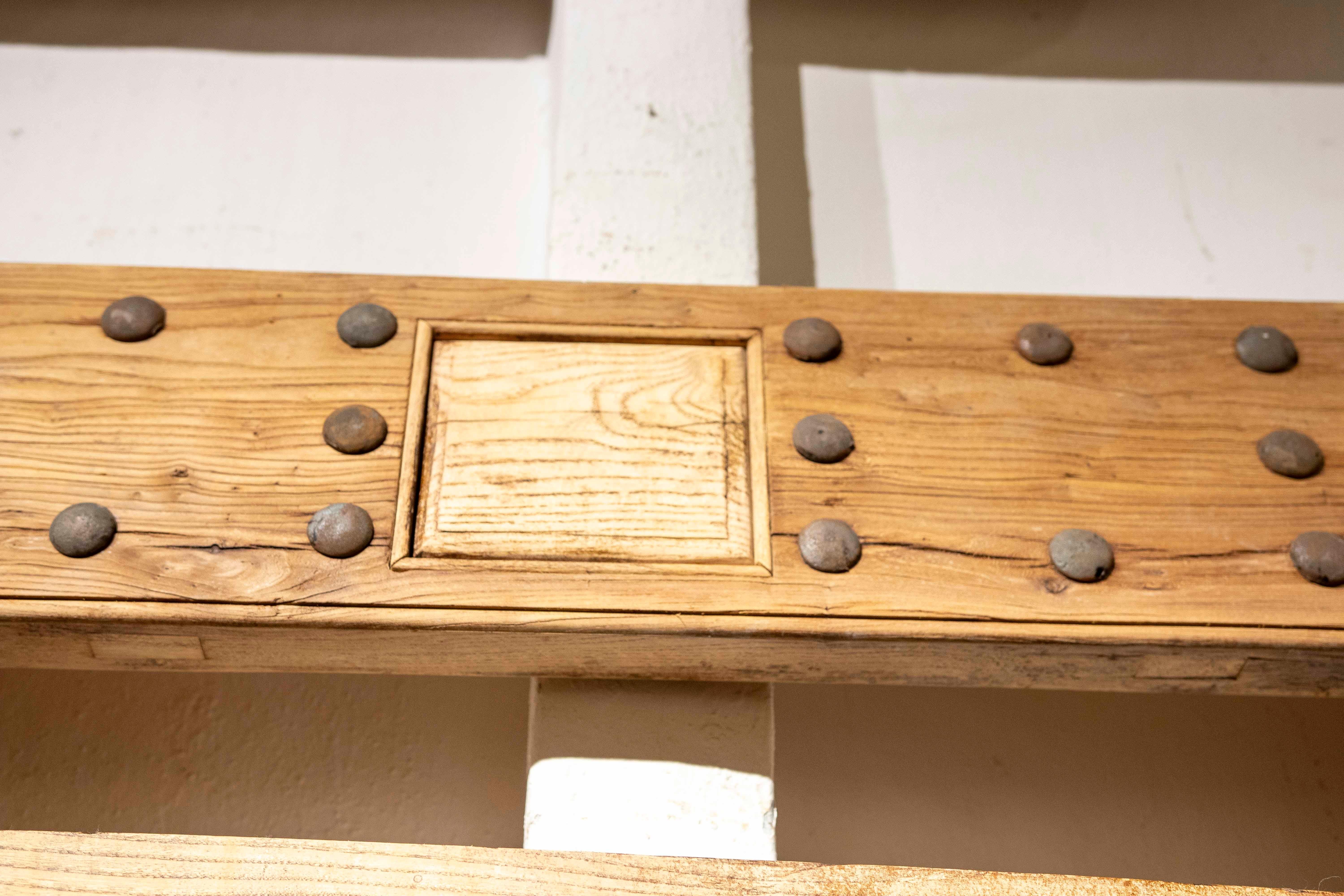 Cancello spagnolo rustico degli anni '70 in legno massiccio con chiodi decorativi in vendita 2