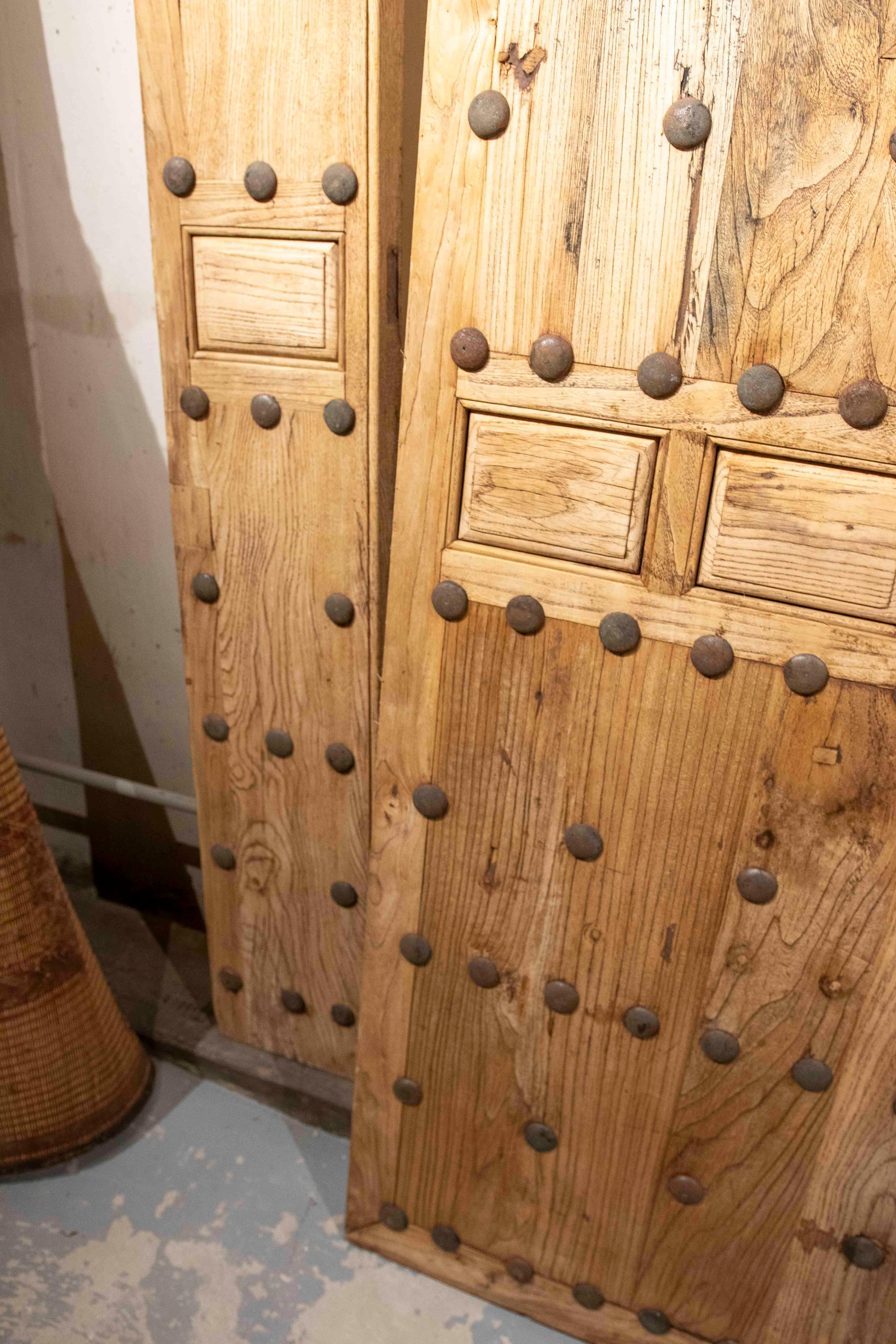 Cancello spagnolo rustico degli anni '70 in legno massiccio con chiodi decorativi in vendita 3