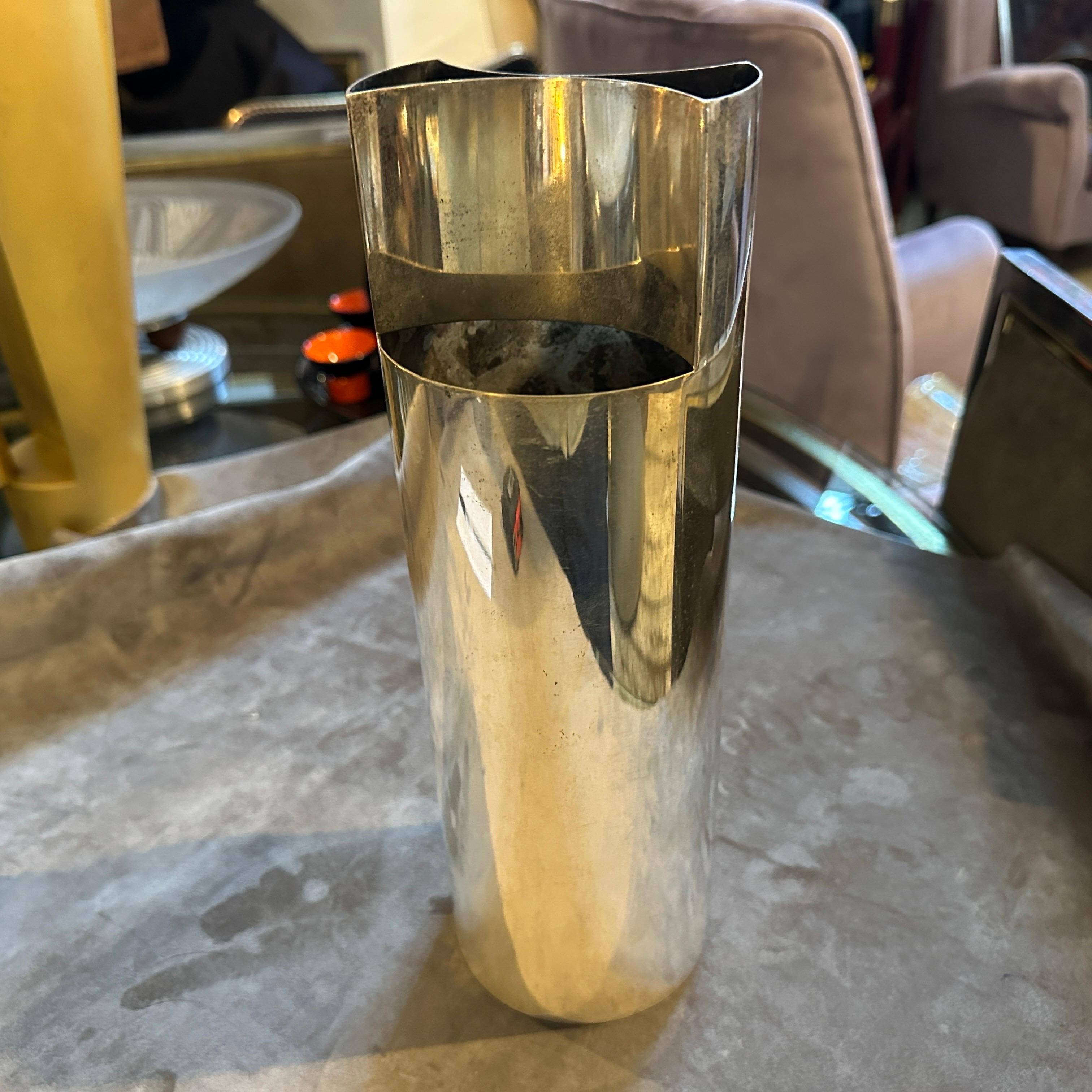 Schicke 1970er Italienische Minimalistische versilberte Vase im Sabattini Stil
Bringen Sie einen Hauch von anspruchsvollem italienischem Design in Ihr Zuhause mit dieser auffälligen versilberten Vase, die die klaren Linien und die künstlerische