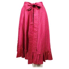 Jupe SAINT LAURENT des années 1970, couleur fuchsia et or, avec ourlet à volants et longue ceinture