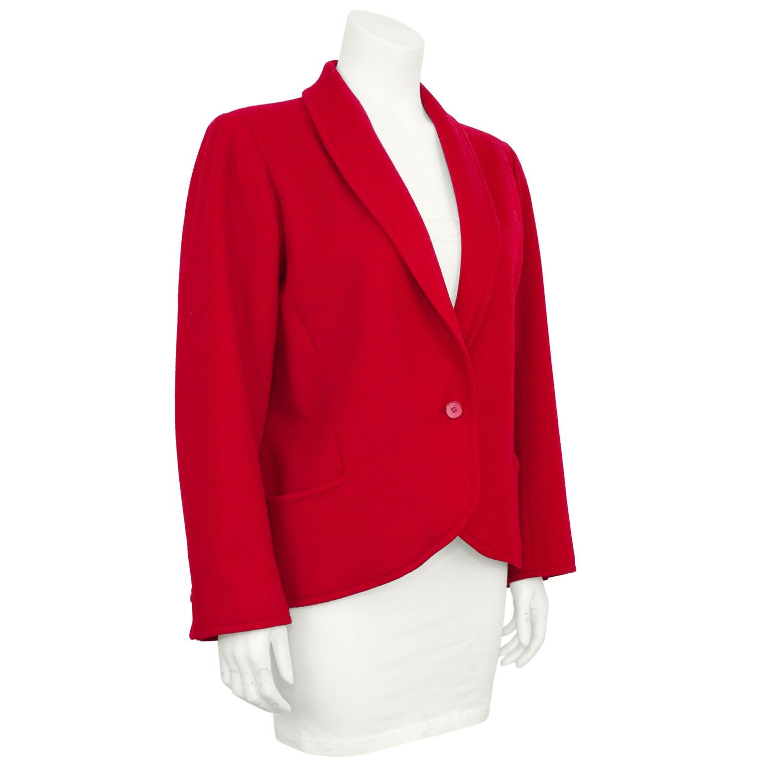 Fine anni '70, inizio anni '80 Saint Laurent Rive Gauche, giacca in lana rossa con collo a scialle. Foderata in raso coordinato, questa bellissima giacca è dotata di cuciture sul davanti per creare una forma perfetta. Tasche a filetto sui fianchi,